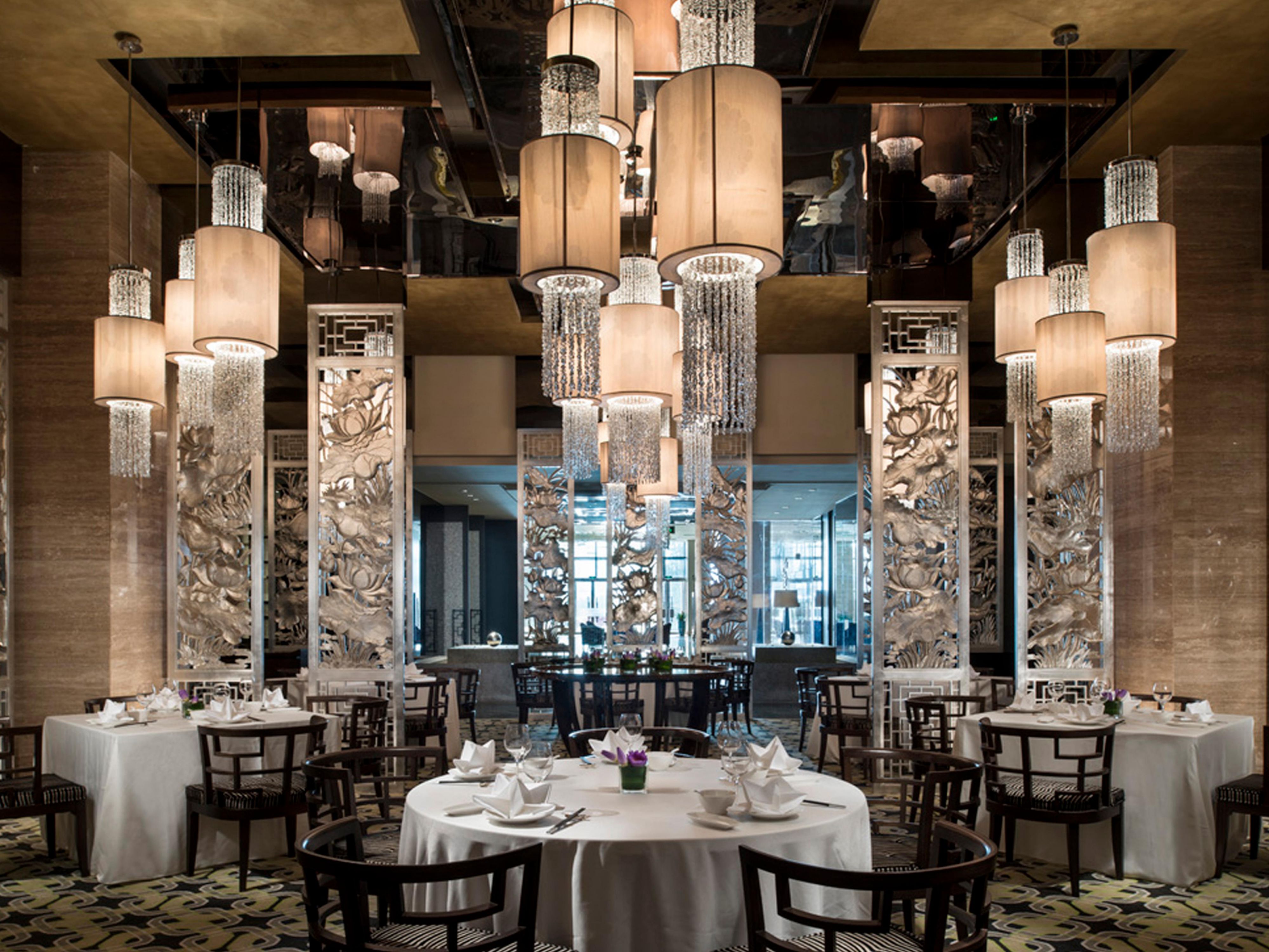 酒店拥有玉宫中餐厅、菲亚斯特自助餐厅、布鲁格啤酒餐吧3个风格独特的餐饮场所，您可以在洋溢着浓郁中国风味气息的中餐厅领略到中国传统美食文化的精华所在，或是在自助餐厅享用全球多种口味中西式自助餐，亦或是在啤酒屋慢品自酿啤酒，开启惬意时光。