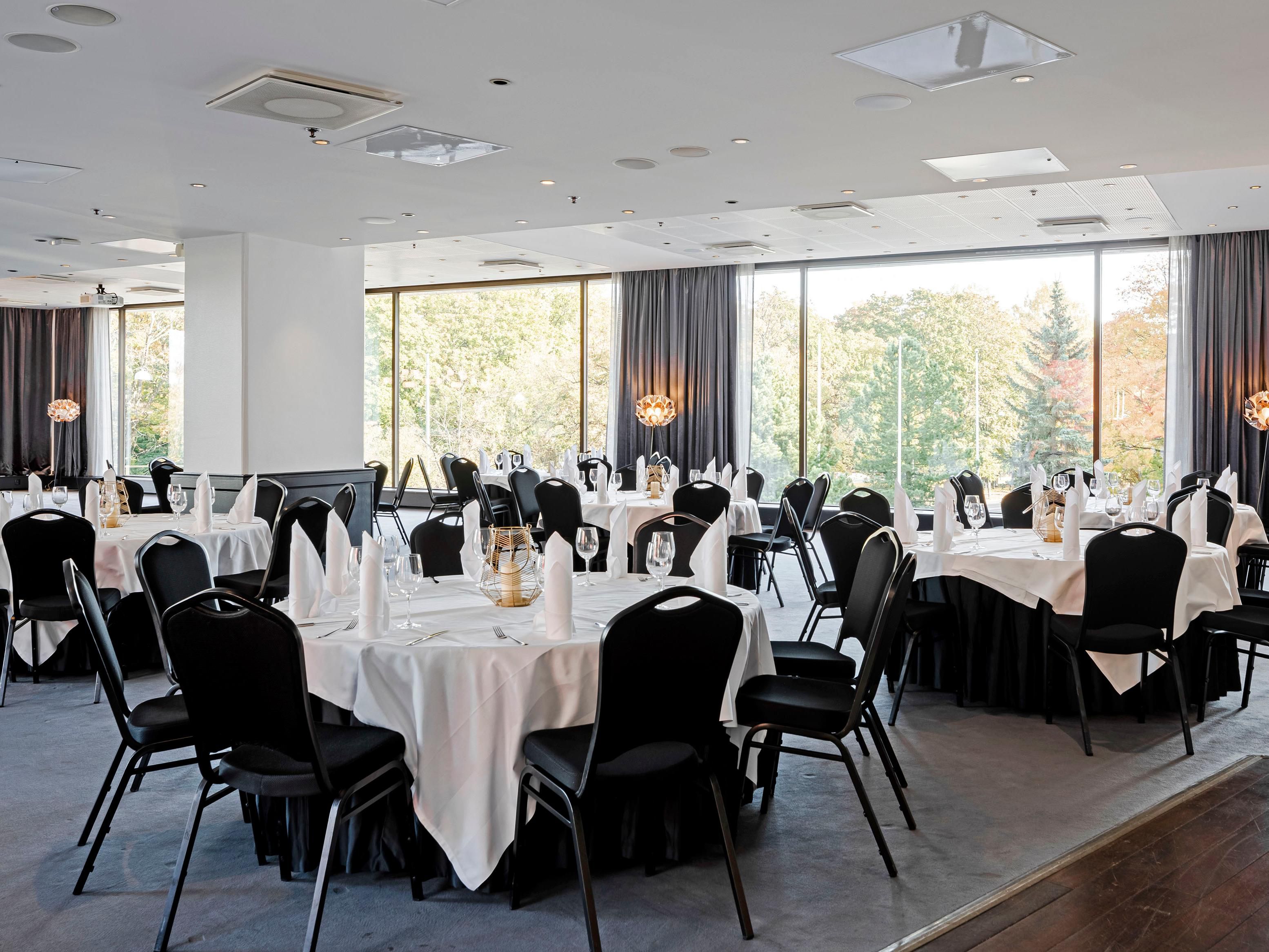 Hesperia Ballroom on our 2nd floor is one of the best-known and most popular places to meet in Helsinki. Large floor to ceiling windows allows a beautiful view towards the city. If you have a party or private dinner coming, this would be an ideal place for it. We can cater up to 600 guests for dinner and cocktail parties even up to 1000 guests.