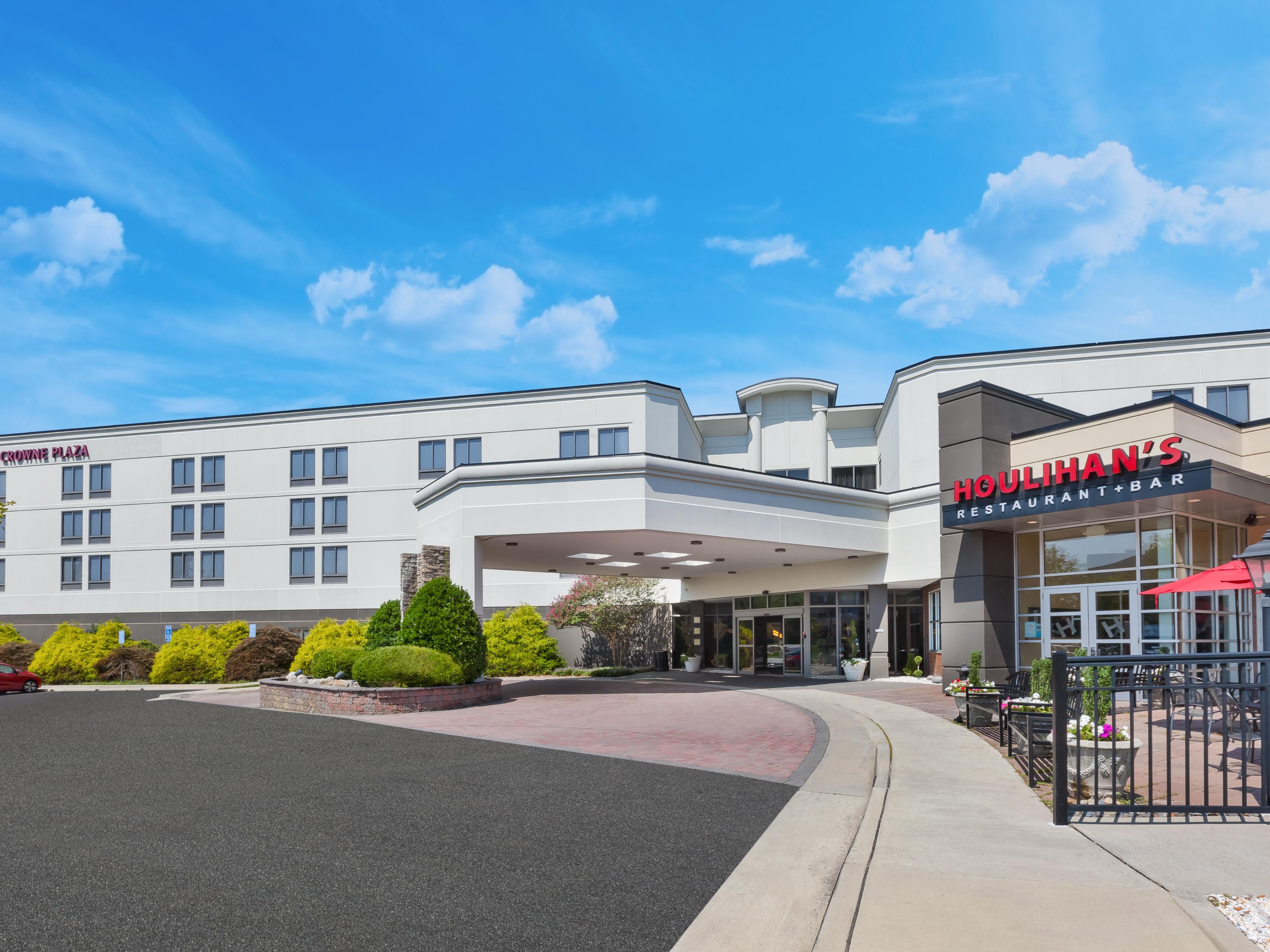Travel is simple and stress-free when you stay at our Herndon hotel. We’re just a mile from Dulles International Airport, and with our complimentary 24-hour airport shuttle, you can catch a flight anytime of the day or night.