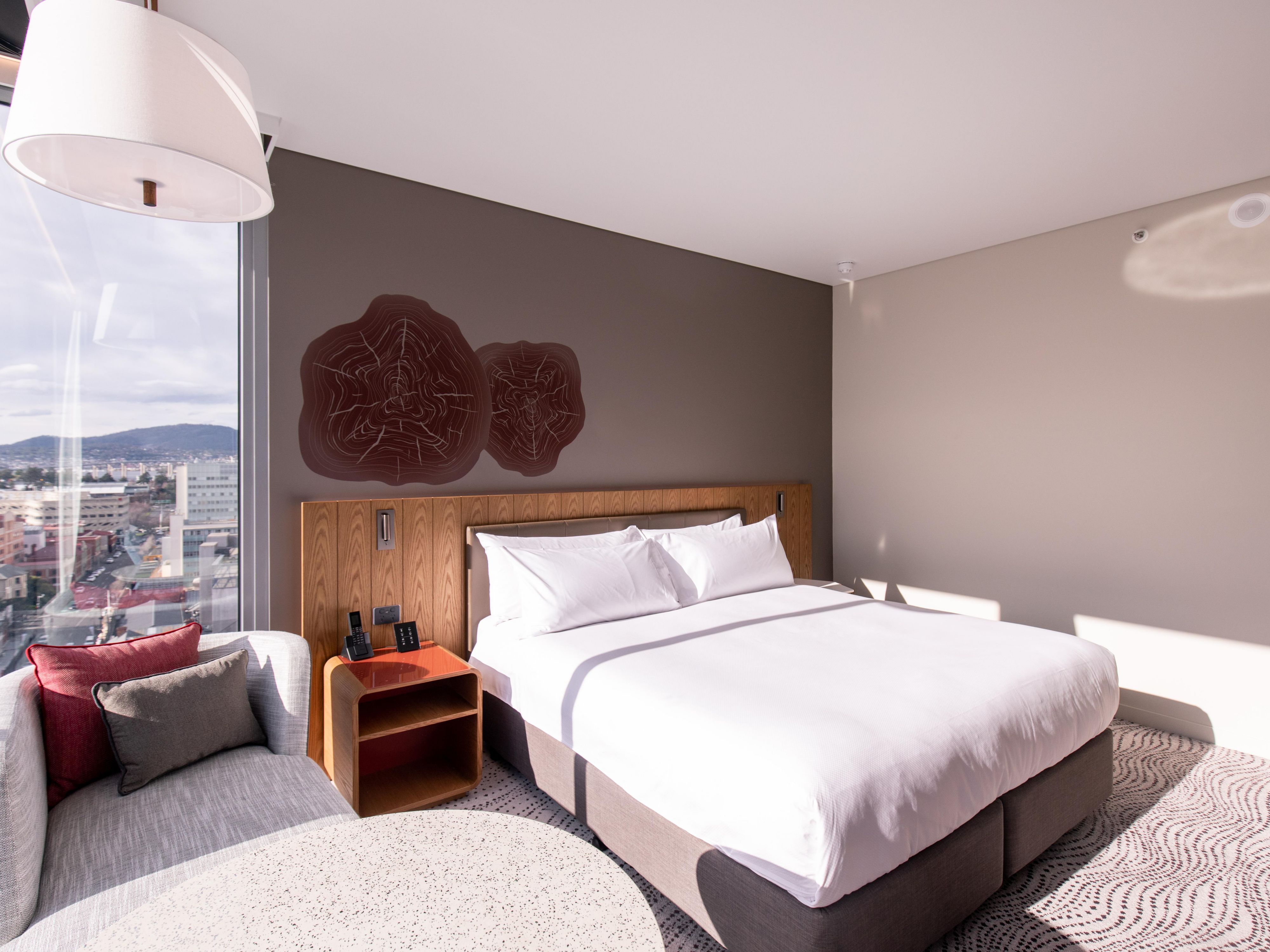 Marvel at sweeping views of Hobart, Mt Wellington, or the harbour through floor-to-ceiling windows. Want to catch both the bridge and the mountain? Upgrade to our corner room Whether you're relaxing in your room or enjoying a meal at our restaurant, the breathtaking scenery will make your stay unforgettable. 