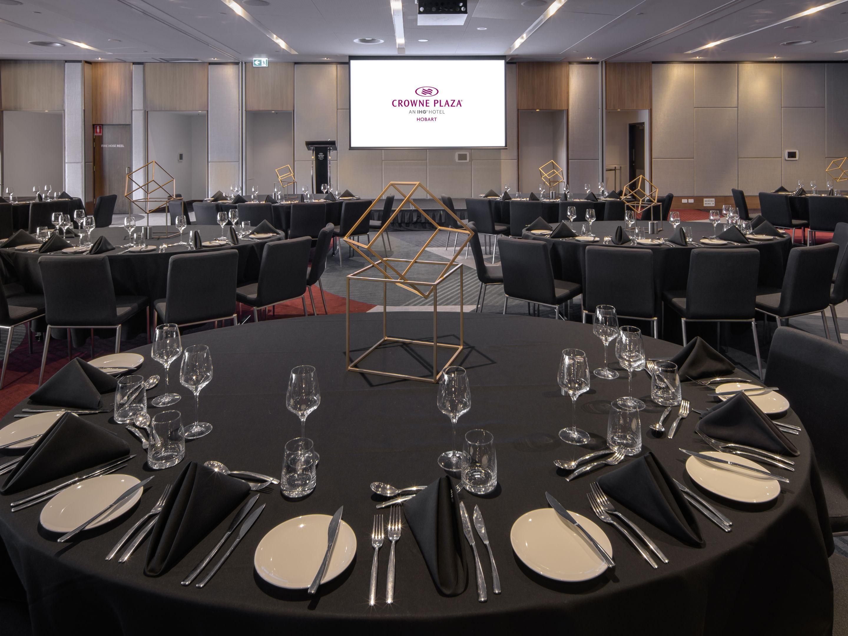 With seven distinctive indoor and outdoor spaces, we can accommodate everything from meetings and conferences to gala dinners, weddings, cocktails, networking events, and training sessions. For a truly unforgettable experience, consider our rooftop AURA event space.