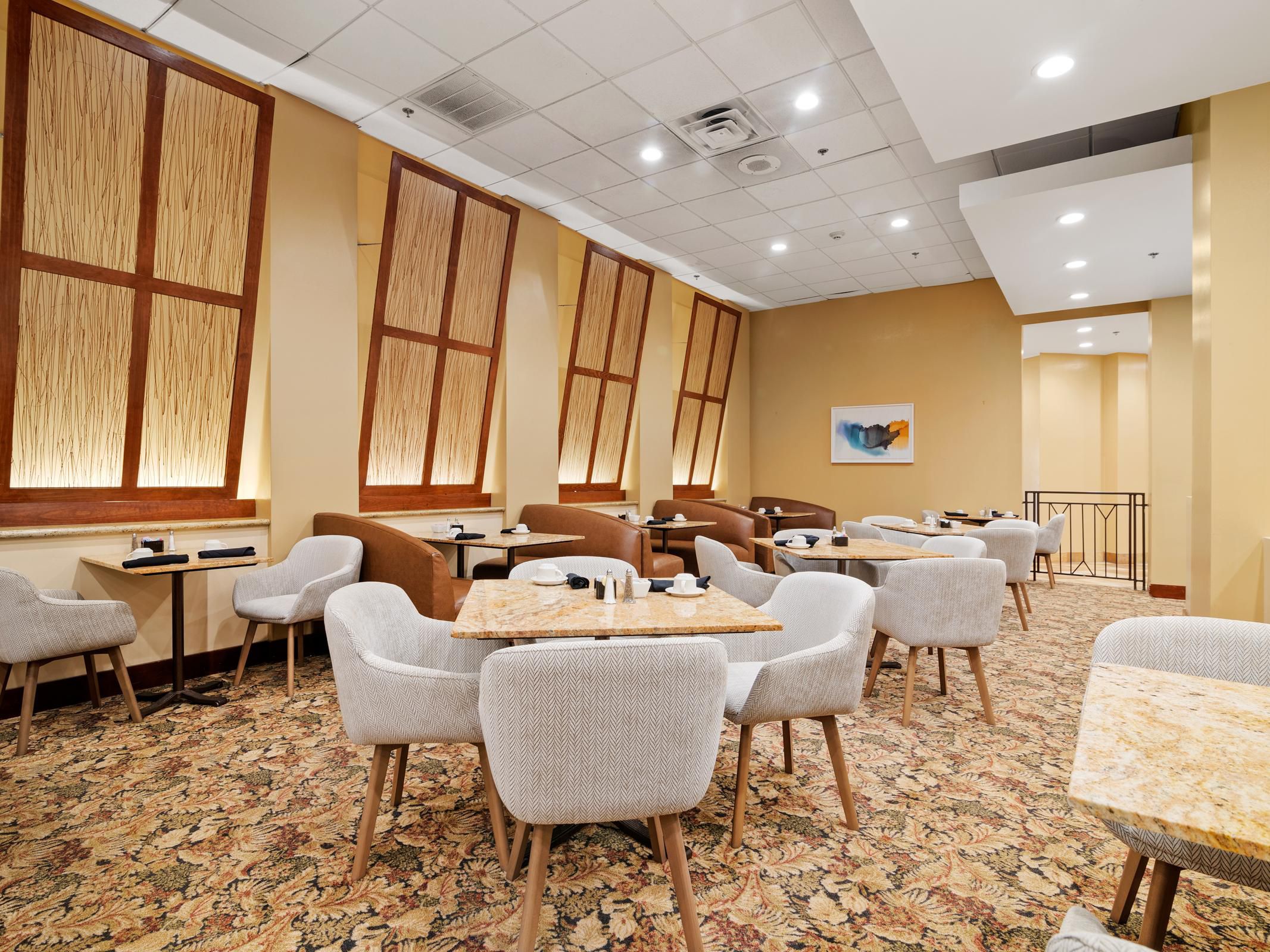 Our 2712 Bistro & Bar serves American cuisine for breakfast and dinner in a casual lobby atmosphere. Enjoy shareable fare and starters like grilled shrimp tacos and brisket sliders, or try the pizzas, wings, handhelds, and burgers. Meet friends and coworkers for cocktails, beer, and wine at the bar.