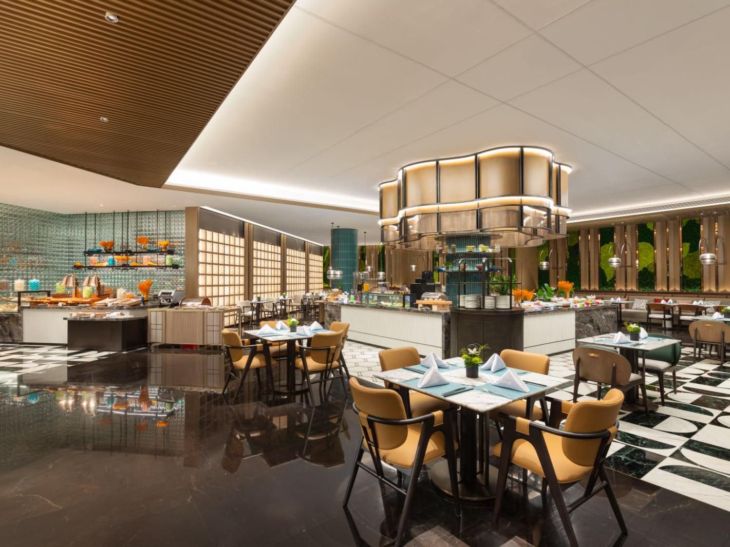 全日制餐厅、精致中餐包房及典雅大堂酒廊，巧妙融汇楚文化元素与现代设计，透过落地窗可尽情饱览昼夜流转的湖光城色。精选菜单为您奉上多元环球美馐与地道湘黔风味，邀您与亲朋挚友共度美妙而难忘的欢聚时光。