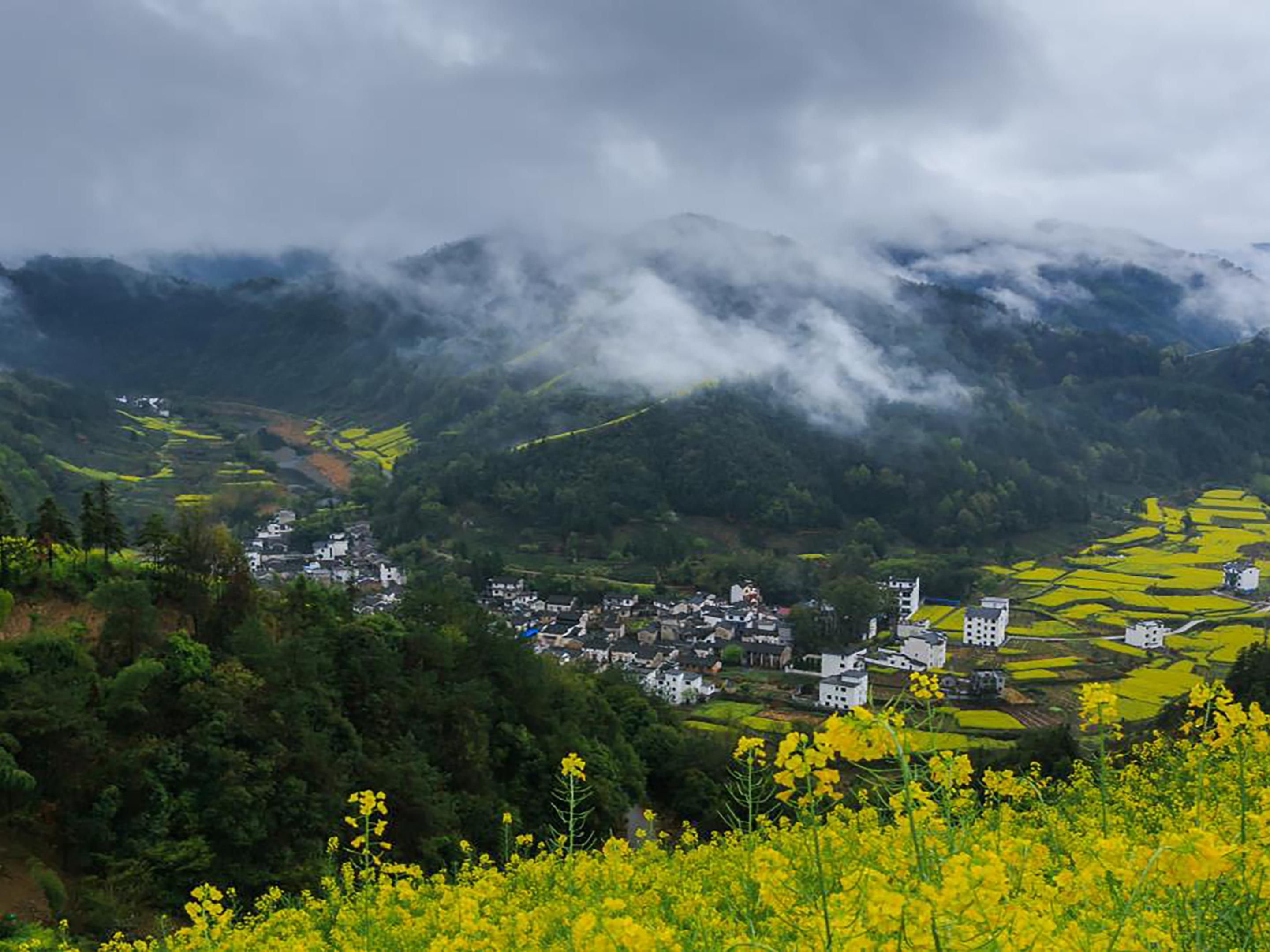 The hotel is located by the Xin'an River. With beautiful scenery and fresh air, it offers a 180-degree overlook of the river. Around the hotel, you can visit attractions such as Tunxi Old Street, Tunxi River Street, Huizhou Zhaobi (Huizhou Screen Wall), and Huizhou Cuisine Museum.
