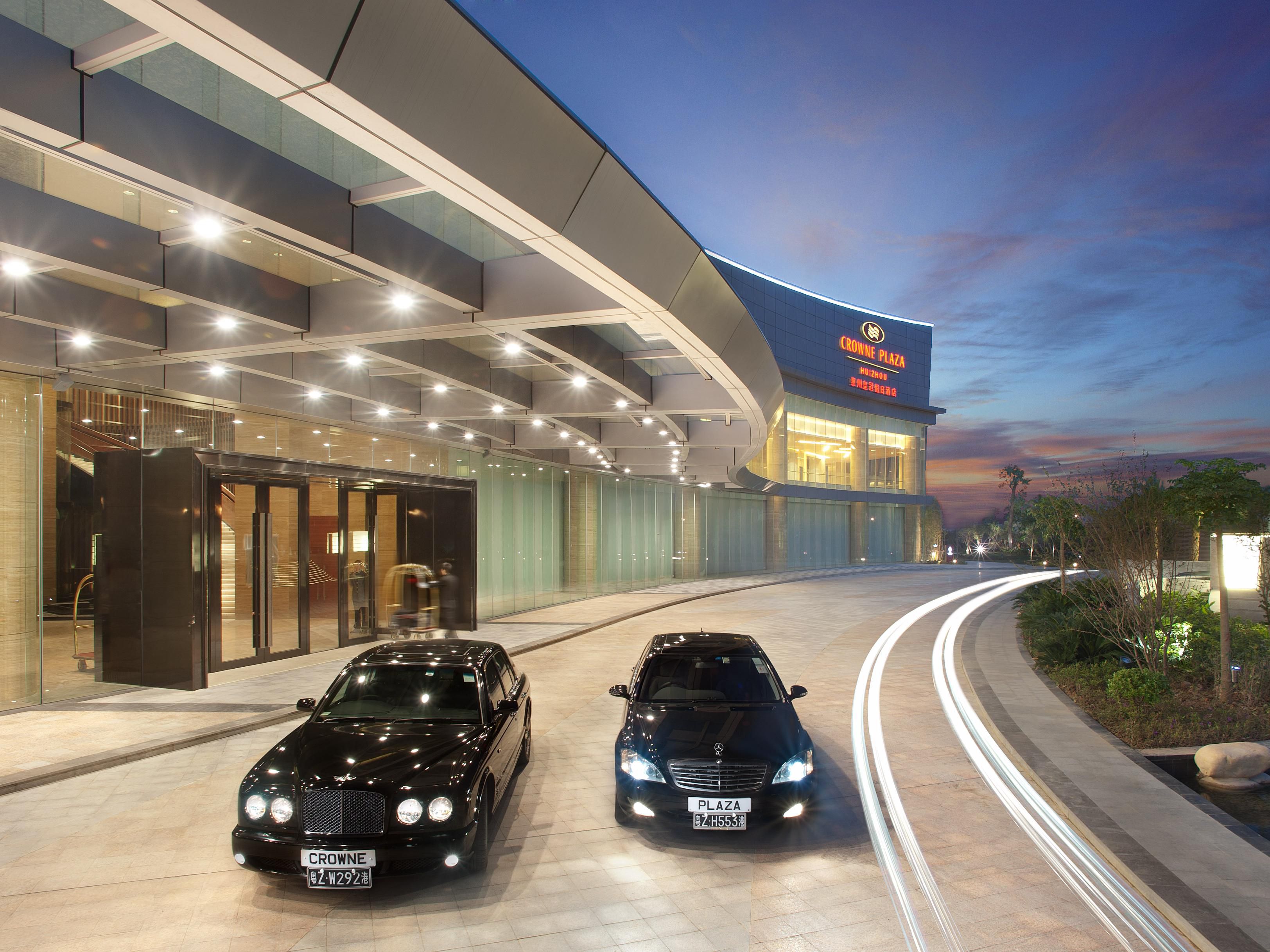 香港往返惠州，巴士便捷直达。环岛中港通巴士，让您轻松抵达香港迪士尼、香港国际机场、亚洲博览馆AWE、香港市区等。