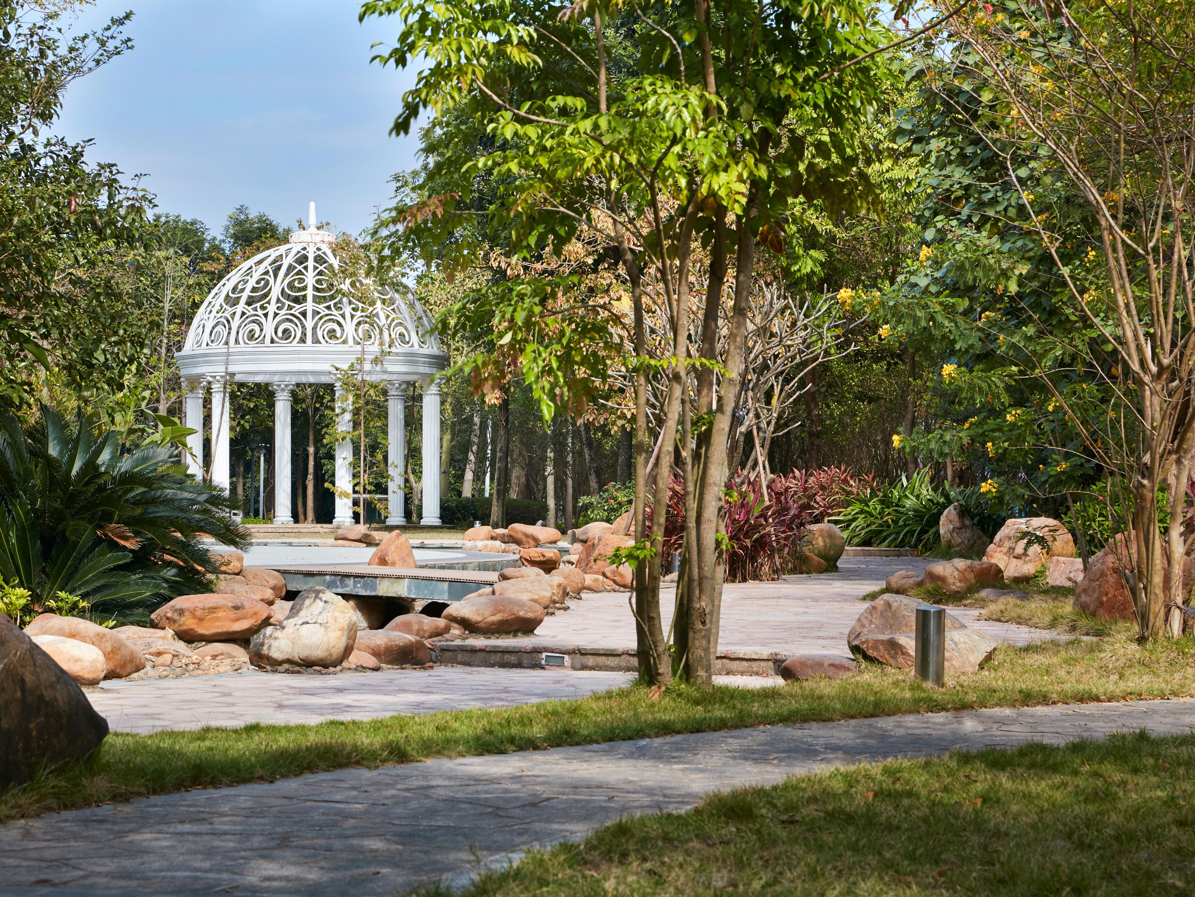 惠州皇冠假日酒店户外婚庆花园为您提供不一样选择！多达五个不同户外场地，为您的婚礼提供完美的解决方案！分别为：池畔烧烤花园 、西餐厅露台水景花园 、二十八楼天际花园 、婚庆花园加勒比风情钟楼 、婚庆花园意大利风情罗马亭