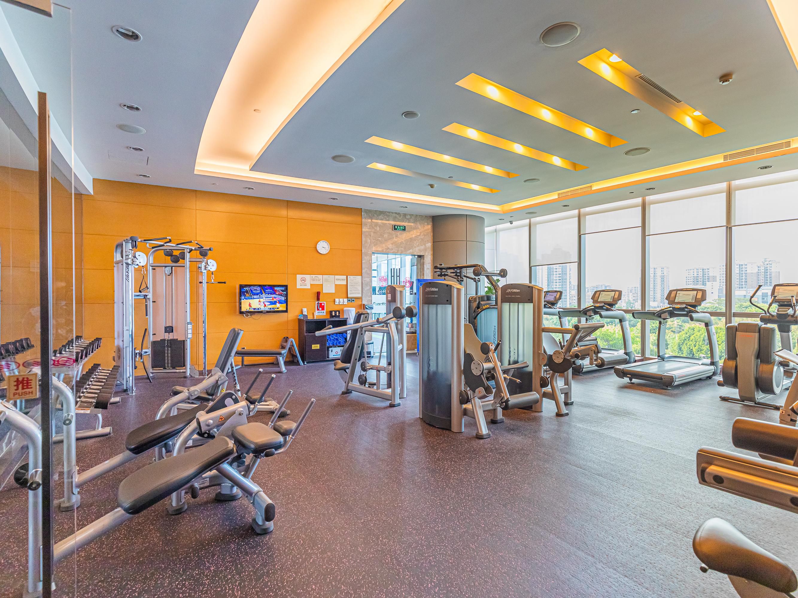 在惠州皇冠假日酒店，您可享受到专业的康体设施及服务，让您在惠州的居停更加愉悦舒适。酒店配备户外花园泳池、恒温泳池、健身房、按摩池、蒸气房、网球场等