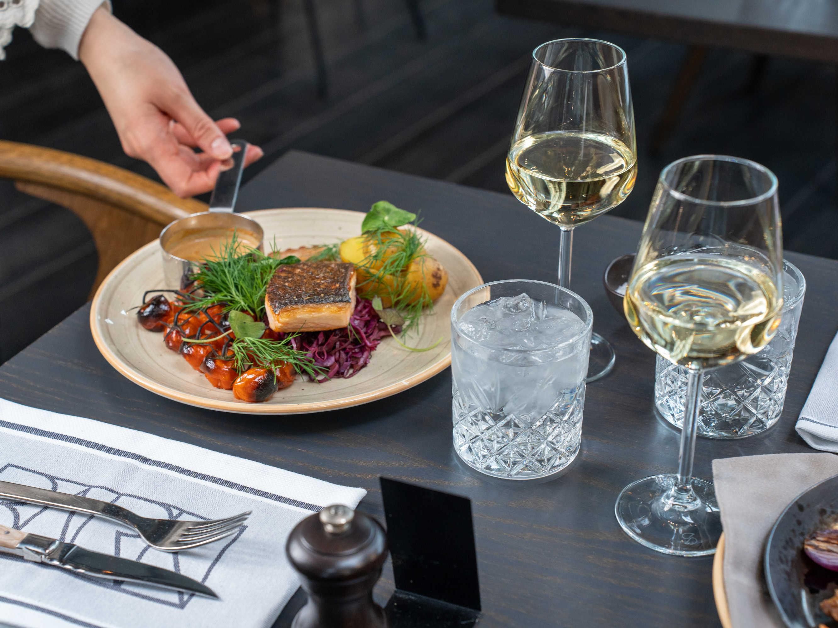 无论是饕餮盛宴还是轻松小酌，惠州皇冠假日酒店都是您理想的选择。三个风格迥异的特色餐厅为您提供正宗的中式佳肴、美味的欧亚风味和精致的日式料理，完美呈现皇冠假日的“餐桌艺术”