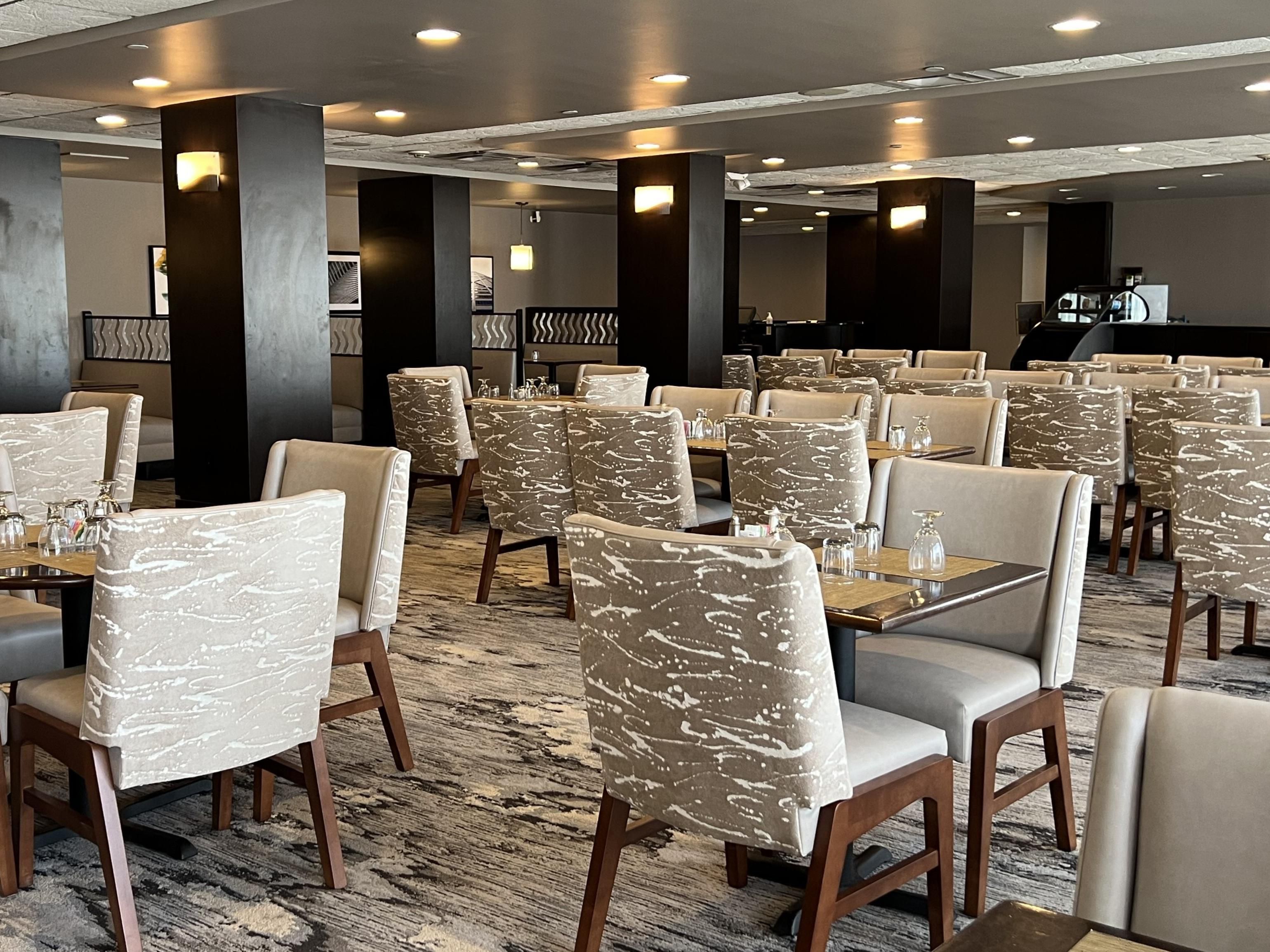 The Landing Restaurant offers breakfast daily with dishes created by our award-winning chef. Outer Marker Lounge is available for dinner. It's the perfect place to relax with an adult beverage while catching up on current events and sports.
