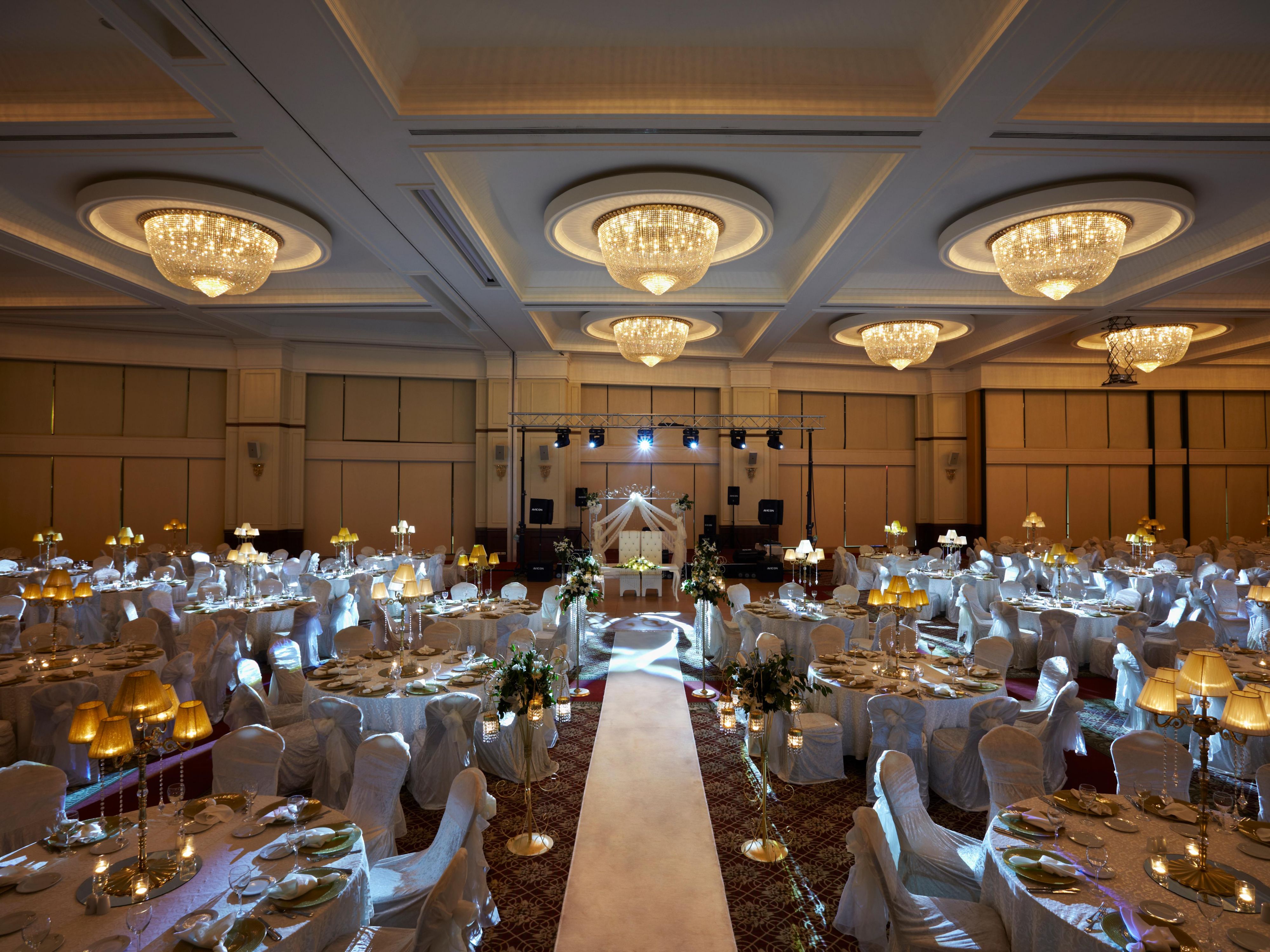 For your wedding ceremonies of up to 300 guests during the week or on weekends, please contact us to benefit from a special wedding package including hard and soft cocktails and the cake.