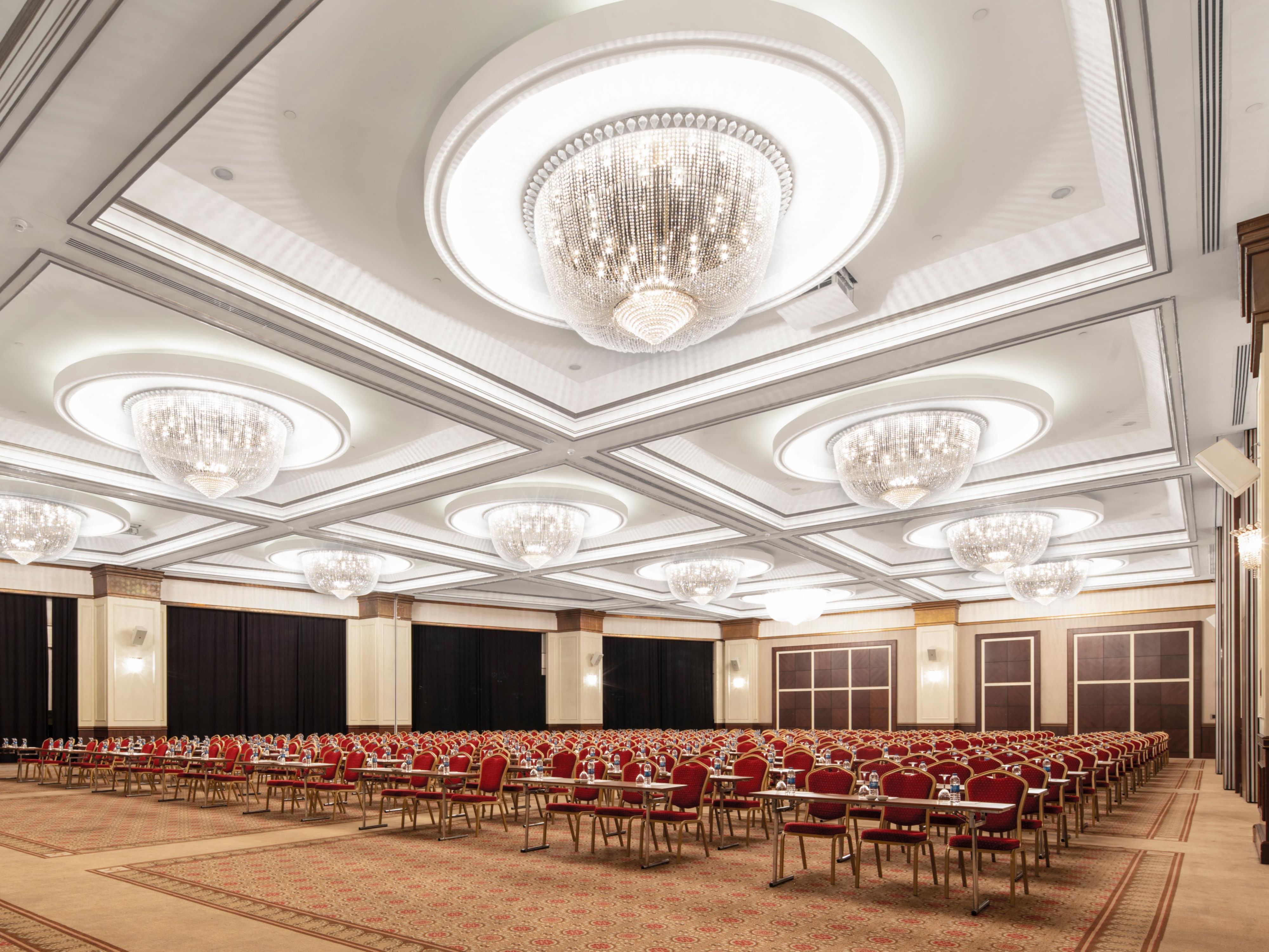 Designed to combine style and comfort, our 26 conference rooms meet all your needs for any event of 10 to 2,000 people with our professional staff and top-notch service. The pillar-less, spacious lounge with state-of-the-art equipment.