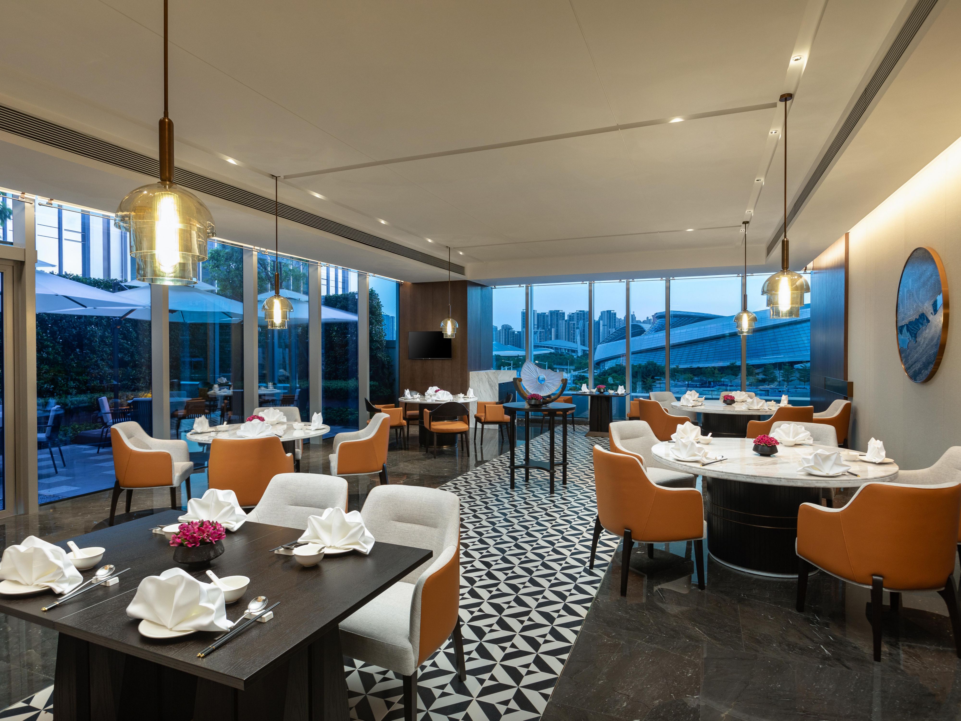 御公馆中餐厅隐逸于繁华都市一隅，静谧私享，5间贵宾房与园山湖原生态湖景交相辉映，景色秀美，清幽之处尽享舌尖诱惑。