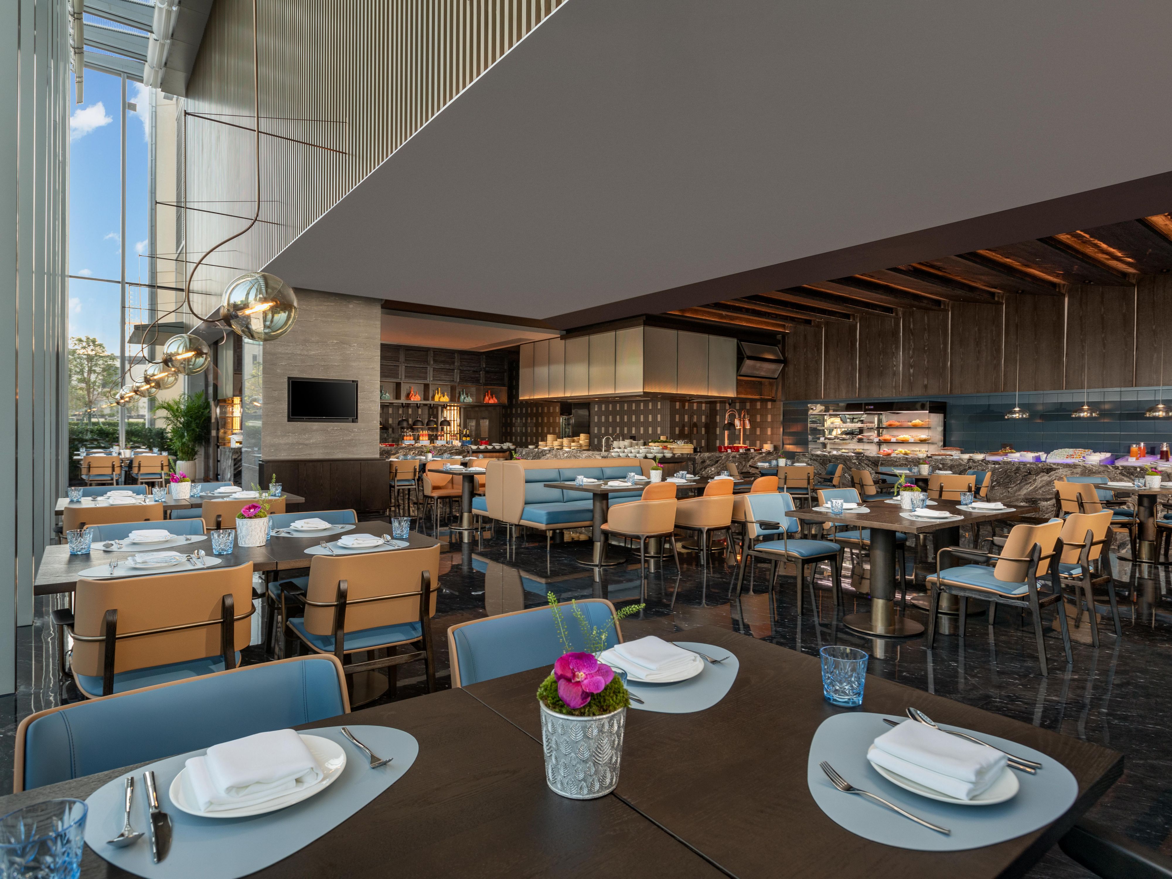 “滨江106”全日制餐厅为您带来一场精彩绝伦的美食盛宴。清晨，成功人士与都市精英汇聚于此，共赏城中美食的精髓；午晚餐时，我们精心呈现丰盛的海鲜放题自助，香气四溢的生蚝、美味的鹅肝和各式鲜活海鲜。开放式烹饪更为您献上招牌佳肴，尊贵的贵宾待遇，满足味蕾，带来卓越的美食体验。让您尽情享受独特味觉之旅，感受无与伦比的美食奇妙。