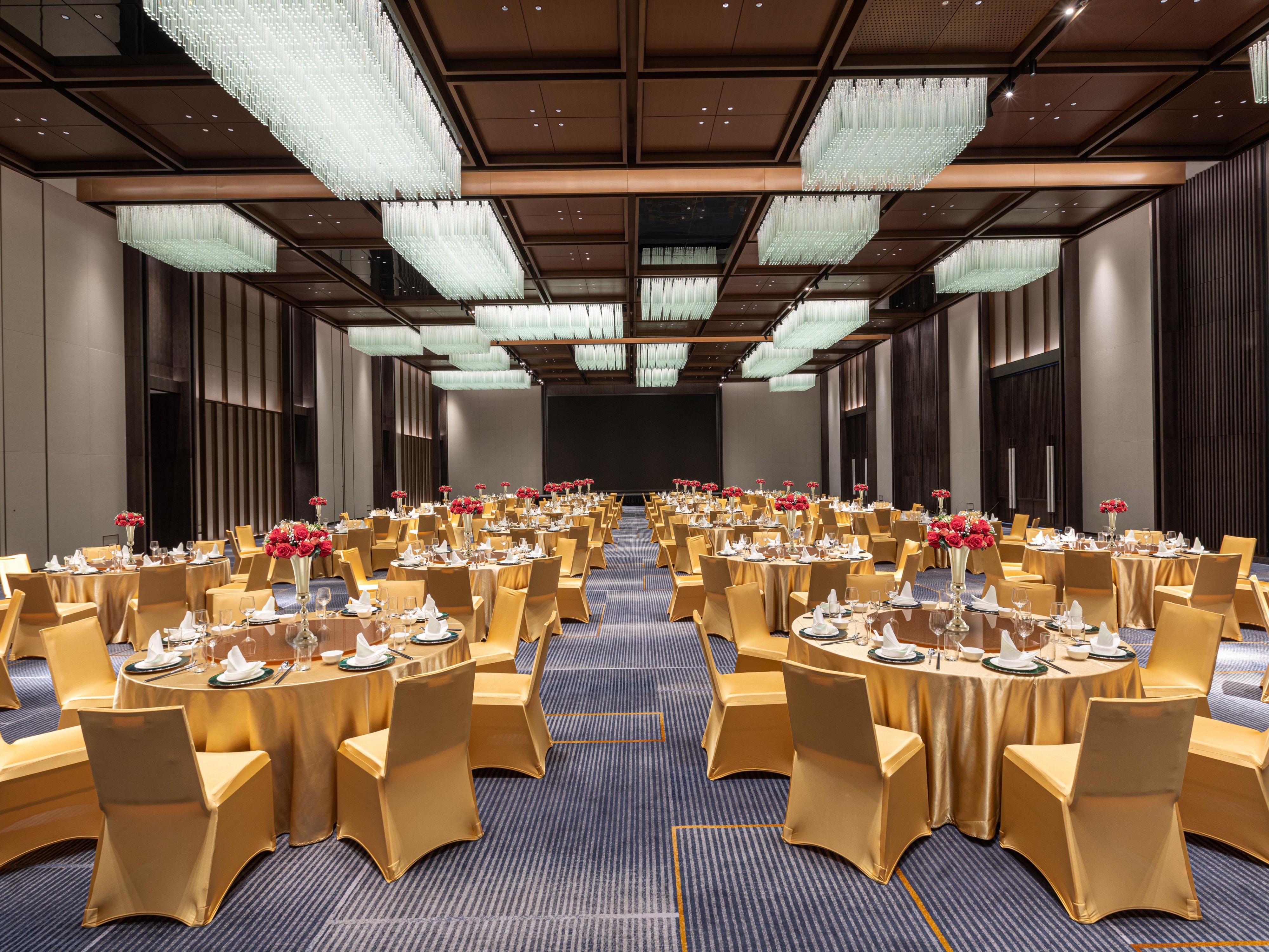 在江门保利皇冠假日酒店,我们为您提供一站式婚礼管家服务致力于献上完美呈现。皇冠婚礼管家独具特色的服务和专属定制，打造难以忘怀的永恒婚礼体验。