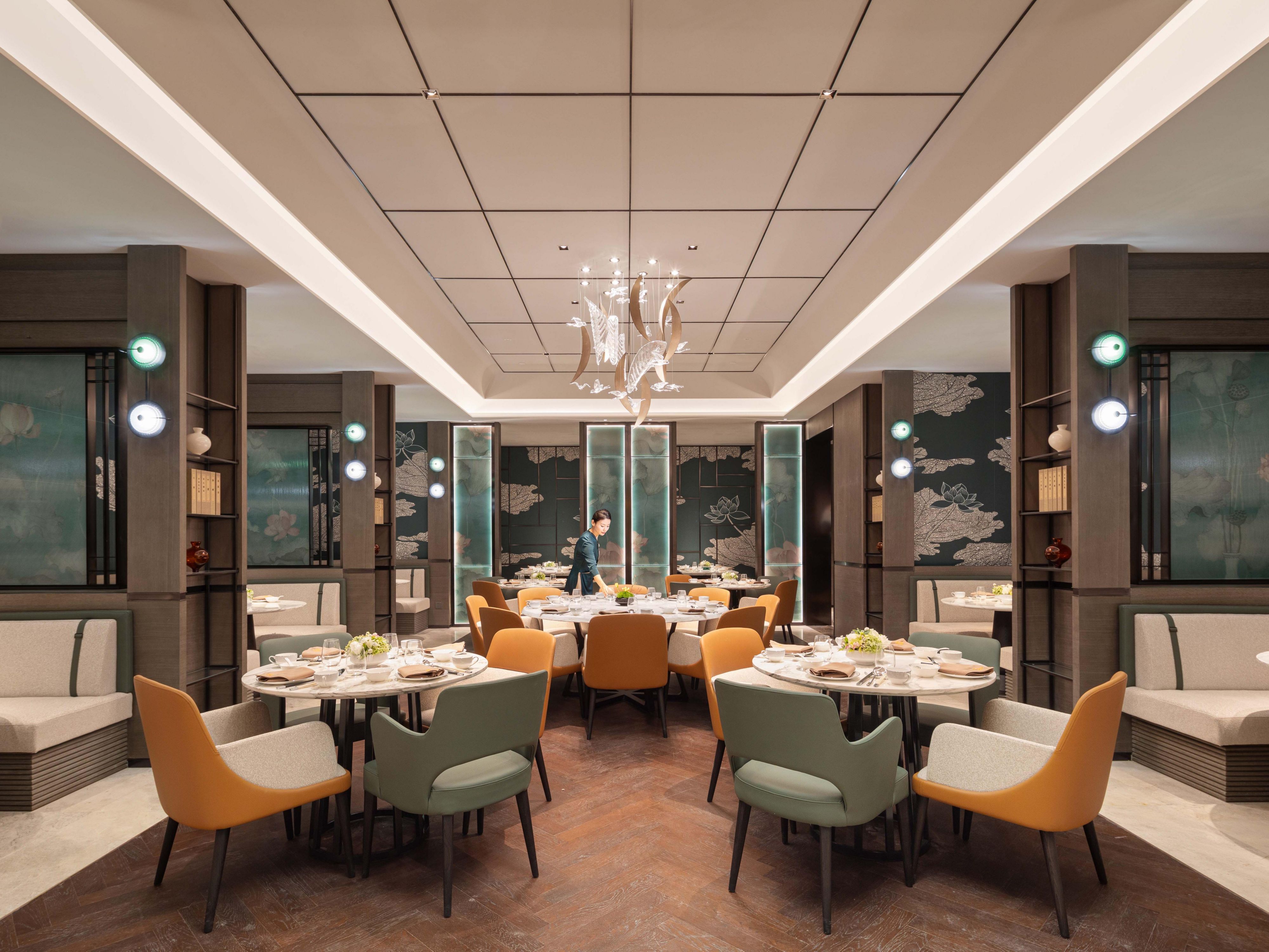 “有礼为富，中和为临。”
富临中餐厅，秉承传统的味道，世界的食材，国际的表达方式，致力于传承美食经典，以“取之自然 烹之自由 食之自在”的追求为理念，依托齐鲁大地丰饶的物产资源，为宾客献上以鲁菜为主，并融合其他菜系烹饪技法的创意表达。
在富临，可品尝到匠心独具的传统鲁菜，也可感受到新时代的创新表达。体验好客山东礼宴万邦的美食文化。