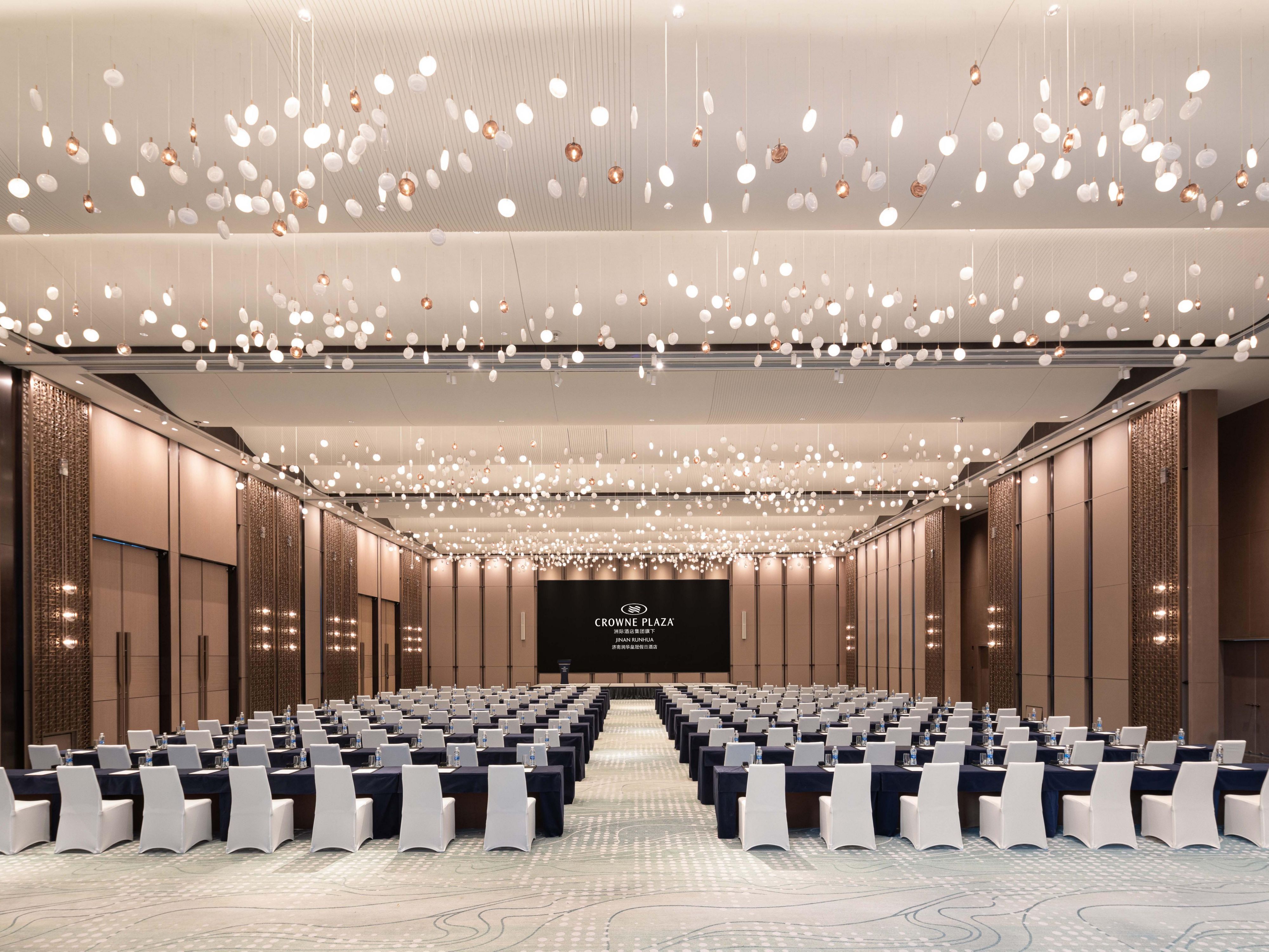 酒店拥有2,000平方米多功能会议场地，共6间会议室，其中包括可轻松容纳600余人宴会形式的900平方米无柱大宴会厅。酒店另有IHG优悦会计划及由皇冠会议总监及团队精心打造的会议与活动项目，从筹划到执行，每一环节都有我们的倾情投入，为不同规模的活动提供灵活多样的选择及便捷高效的服务，助力宾客“成就高效商旅”。