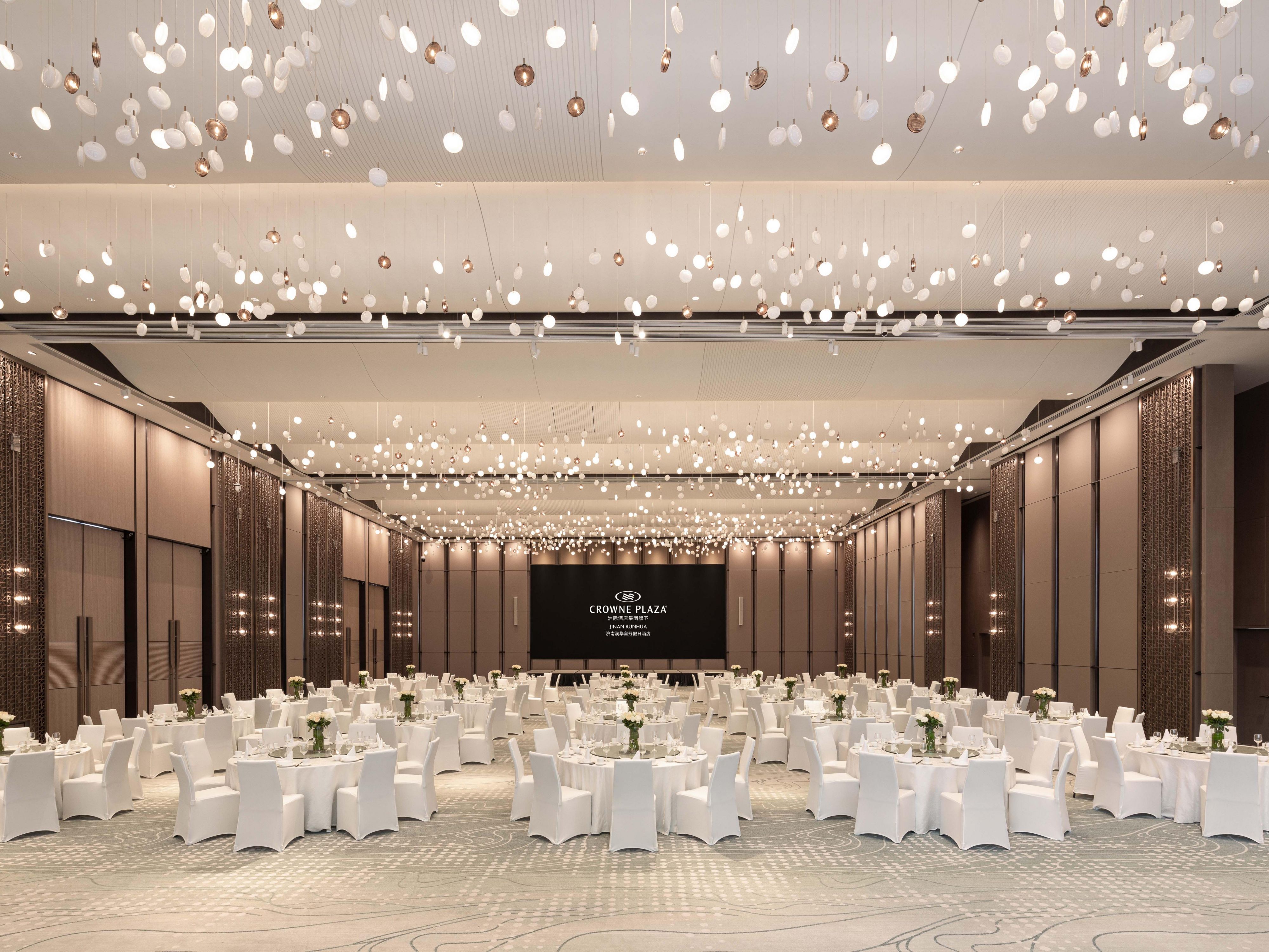 酒店同时拥有2,000平方米可灵活运用的空间，其中包括900平米无柱宴会厅及1000平方米户外草坪，可根据不同的婚礼需求，为您量身定制整套活动方案。我们的主厨竭诚为您精心设计全套宴会菜单。