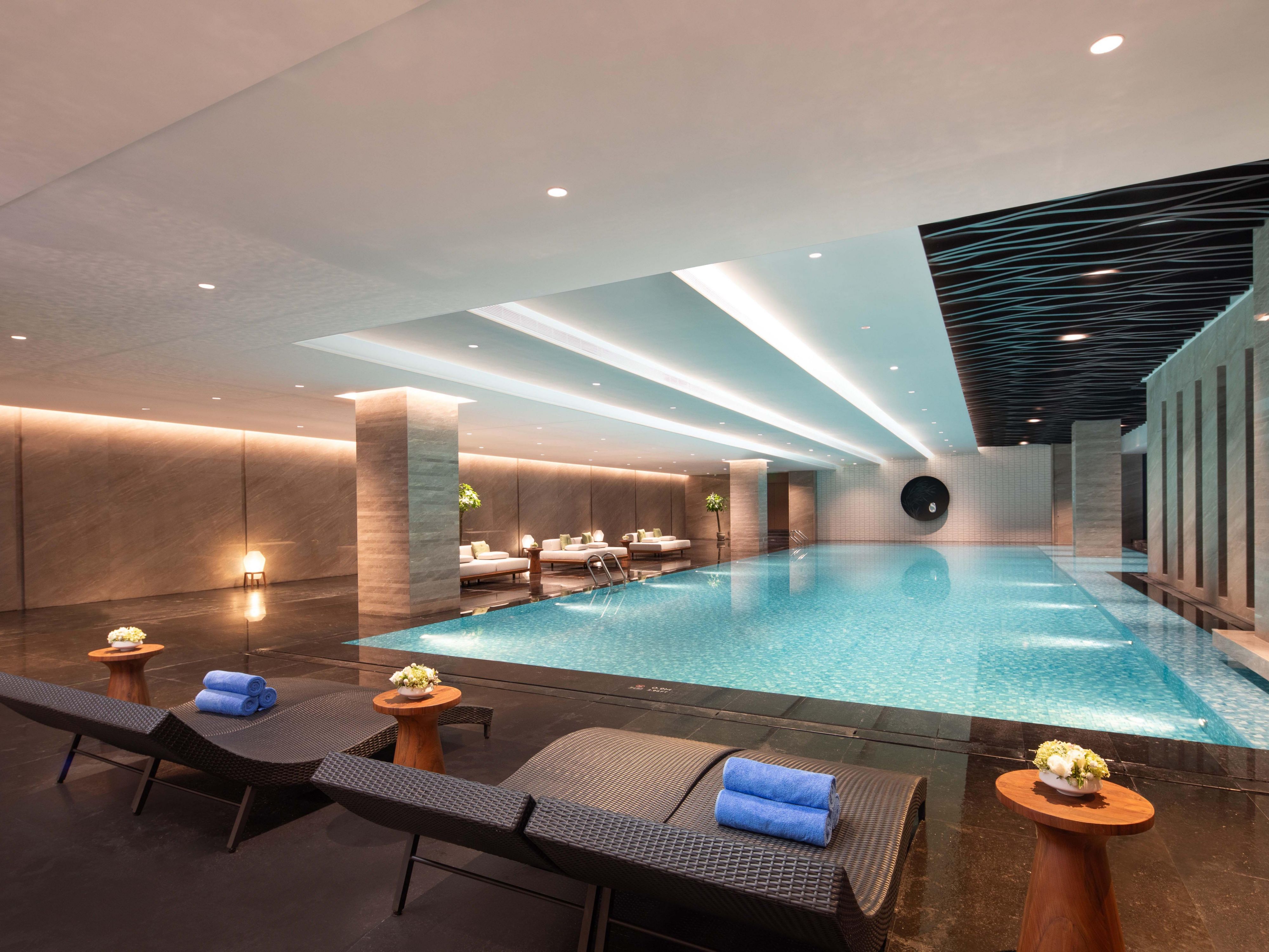 健身中心设有健身房、室内游泳池及瑜伽区，健身器材选用高端知名品牌；除此之外，更有专业的健身教练为您提供健身指导，在良好的健身氛围中，令您在一天繁忙的会议或观光之余，尽情舒缓身心，重焕活力。