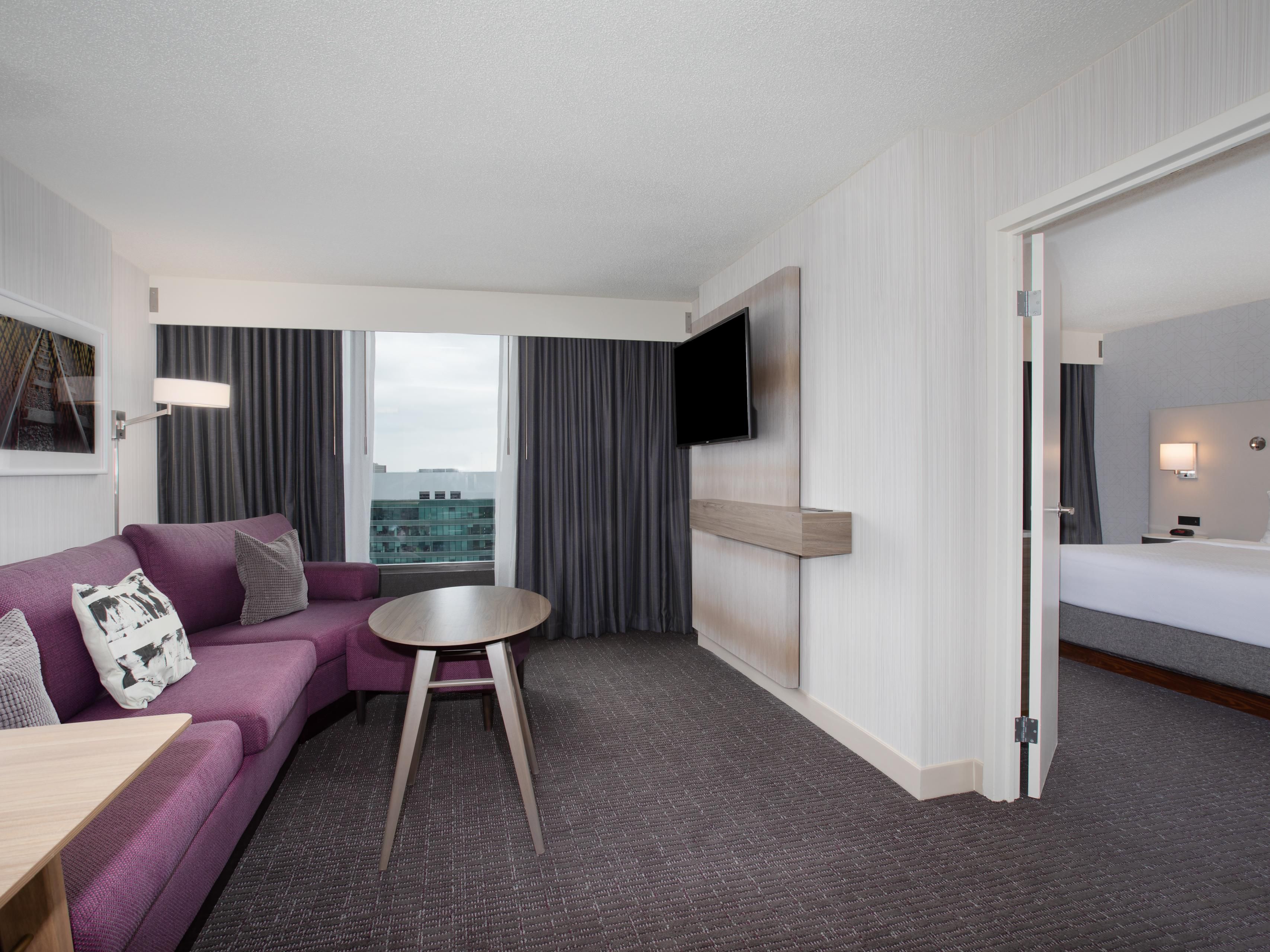 Crowne Plaza® Kansas City Downtown provides well-appointed suites overlooking the Kansas City Power & Light District. Each contemporary suite features a separate living area with a pullout sofa, as well as king-size beds outfitted with plush bedding. After a great night's sleep, drink hot coffee as you enjoy stunning views of downtown Kansas City.​