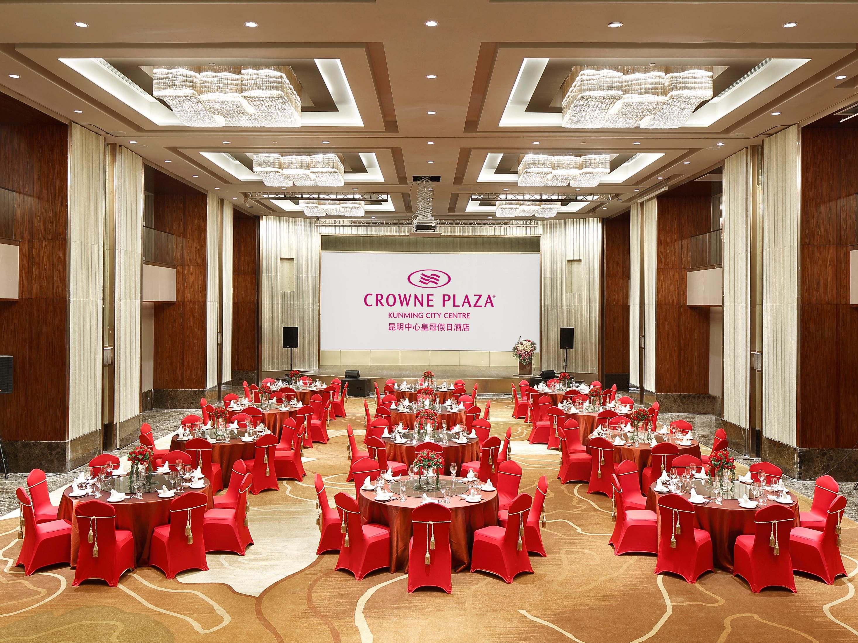 昆明中心皇冠假日酒店以其优越区位和多样的会议空间为您提供无与伦比的会议体验。酒店拥有总面积达890㎡的灵活会议空间，其中大宴会厅，可同时容纳400位宾客，也可灵活分为两个独立的会议空间。
对于需要精简型会议的客人，酒店内设有54至128㎡不等的六间会议室。每间会议室都配备了高品质的音响视听设备和高速互联网接入。无论举办研讨会、培训会还是小型座谈会，这里都是理想的选择。
皇冠假日会务总监及其团队拥有丰富的经验和专业知识，能够深入理解您的需求，为您提供一站式的会议服务。从会议策划到现场执行，他们将全程陪伴，确保您的会议圆满成功。