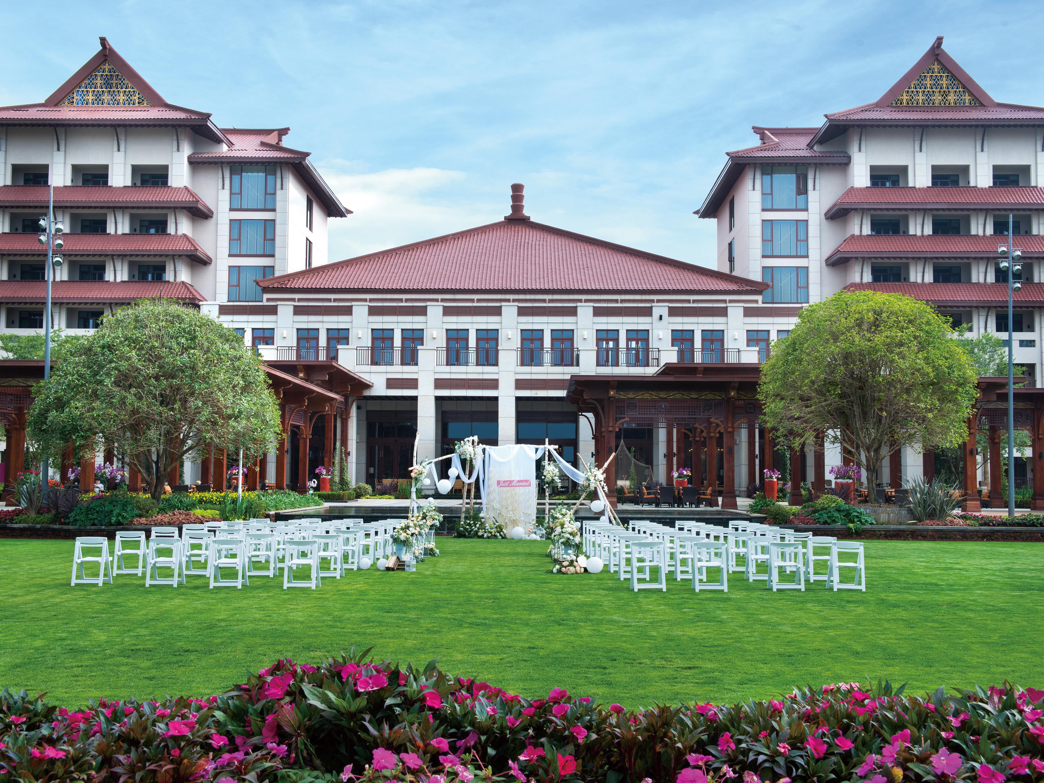 皇冠假日酒店后花园3300㎡超大户外草坪，蓝天、阳光、绿草、鲜花、乐园，共同营造了一个温馨浪漫、清新自然而又特色的婚礼场地，在优雅舒适在的氛围中，举办一场温馨浪漫且独特的户外草坪婚礼，让爱情定格最美的模样。