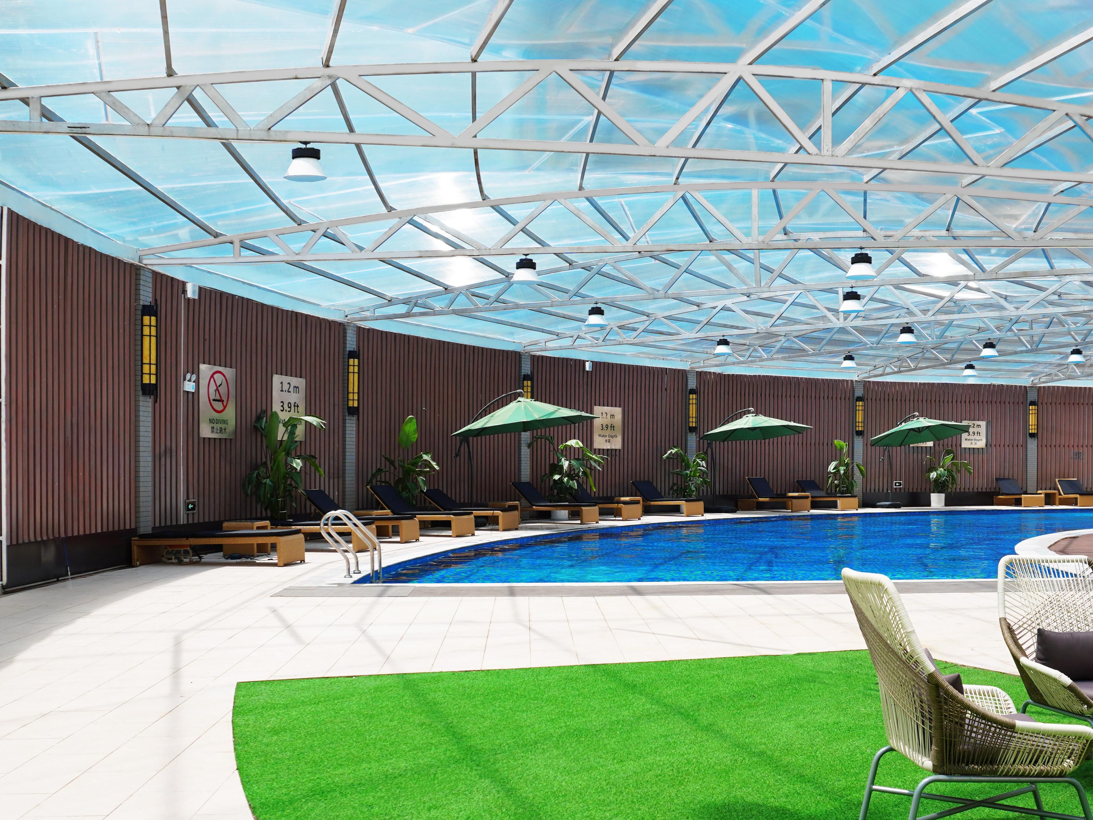 差旅时保持你的常规运动很重要，尤其是繁忙并且远在异乡时。在我们温暖的室内游泳池为您充电。营业时间: 每日早上7:30-晚上21:30。