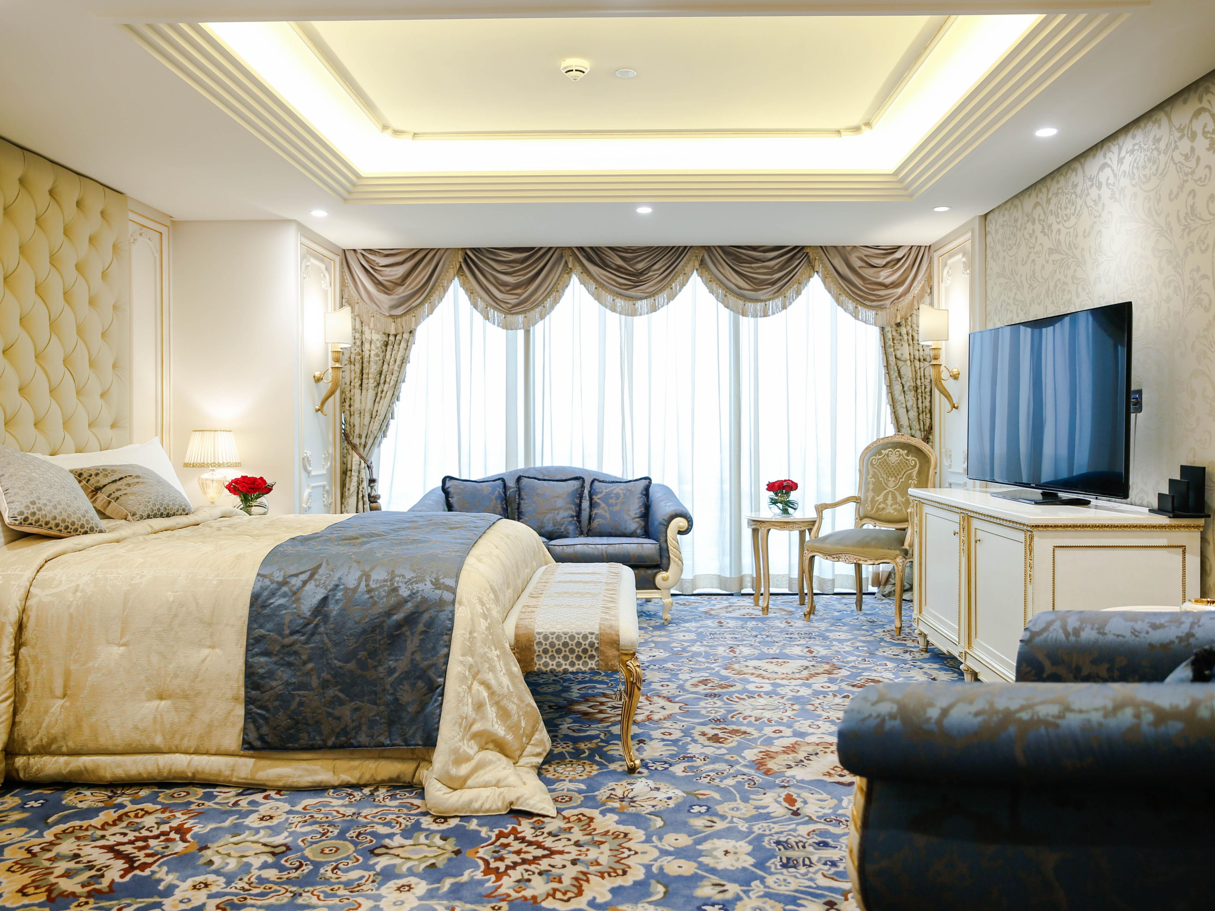 Crowne Plaza Kuwait Al Thuraya City is a five-star hotel with 207 opulent rooms and modern conferencing facilities including Kuwait’s largest ballroom and state-of-the-art auditorium where you can host various types of meetings, conventions and social occasions.