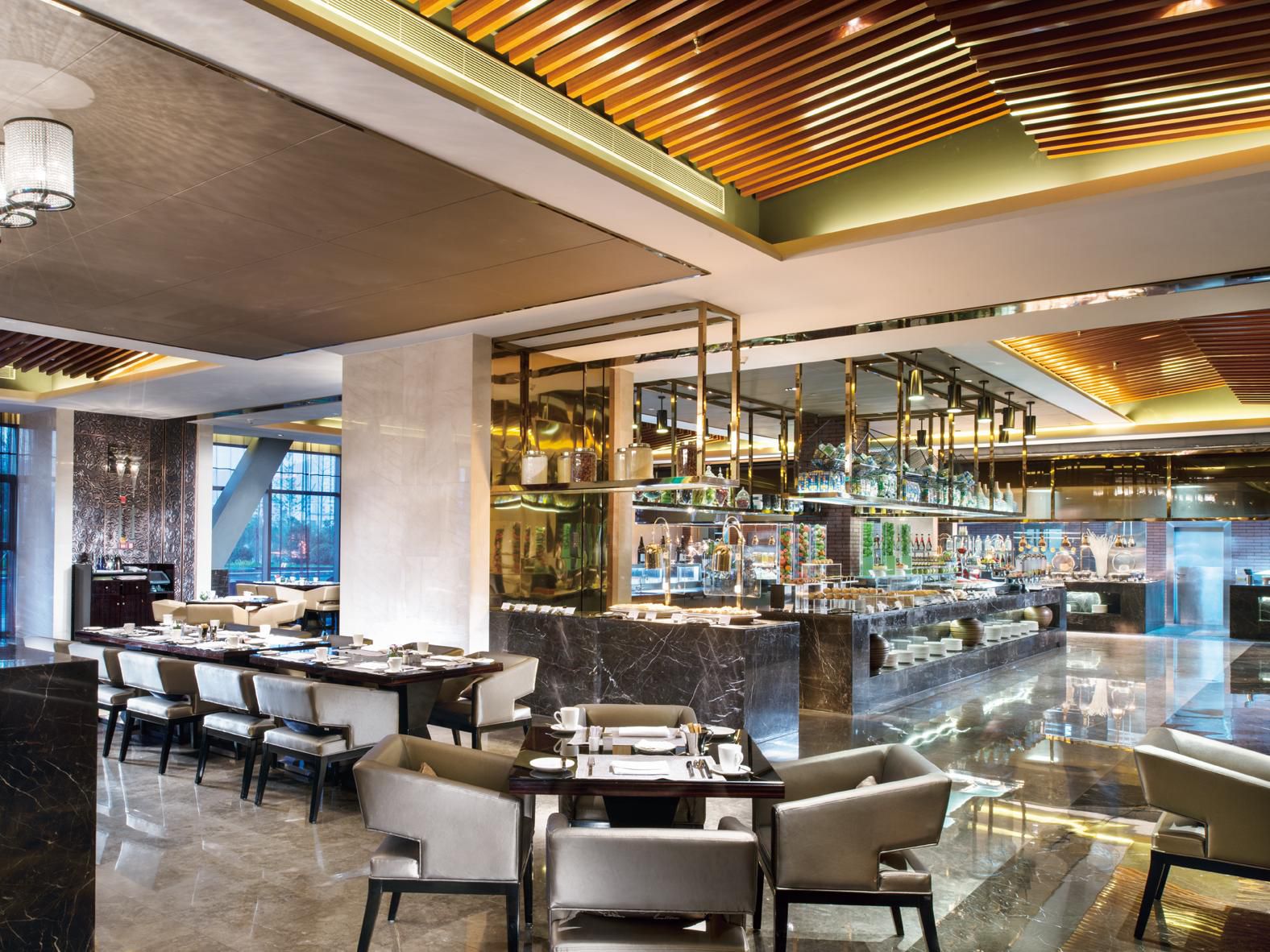 The All-Day Dining Restaurant on the first is fashionable and elegant, with a special outdoor garden, providing international buffet and a lar carte as well as mini hot pot. You can also taste authentic Lanzhou beef noodles, rose cakes, grey beans and other local specialties, and a variety of desserts.