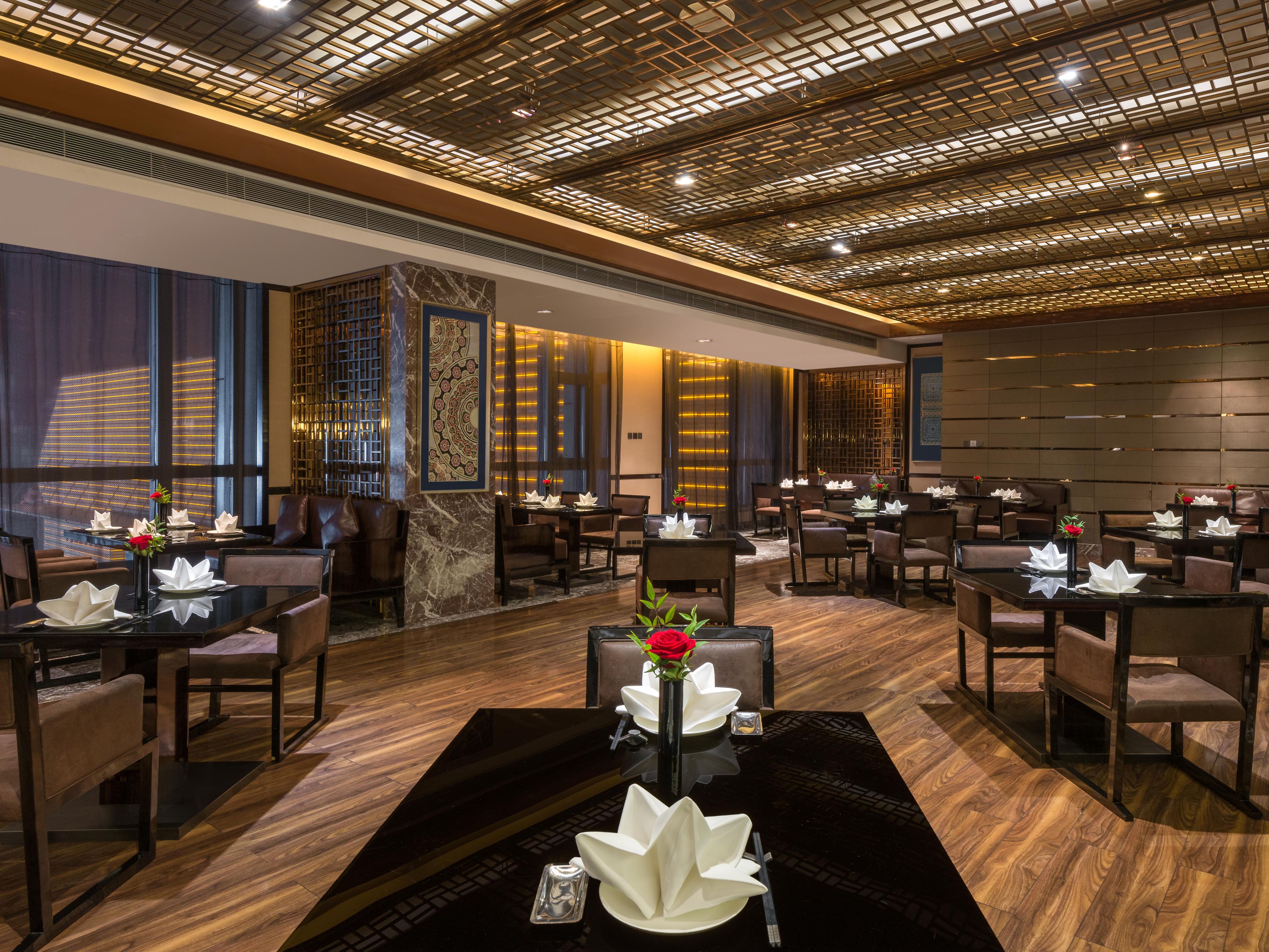 Persian Halal Restaurant, located on the 4th floor, has 5 exclusive private dining rooms, cooking authentic halal dishes and special self-service mini hot pot. Breakfast supply of Lanzhou authentic beef noodles.