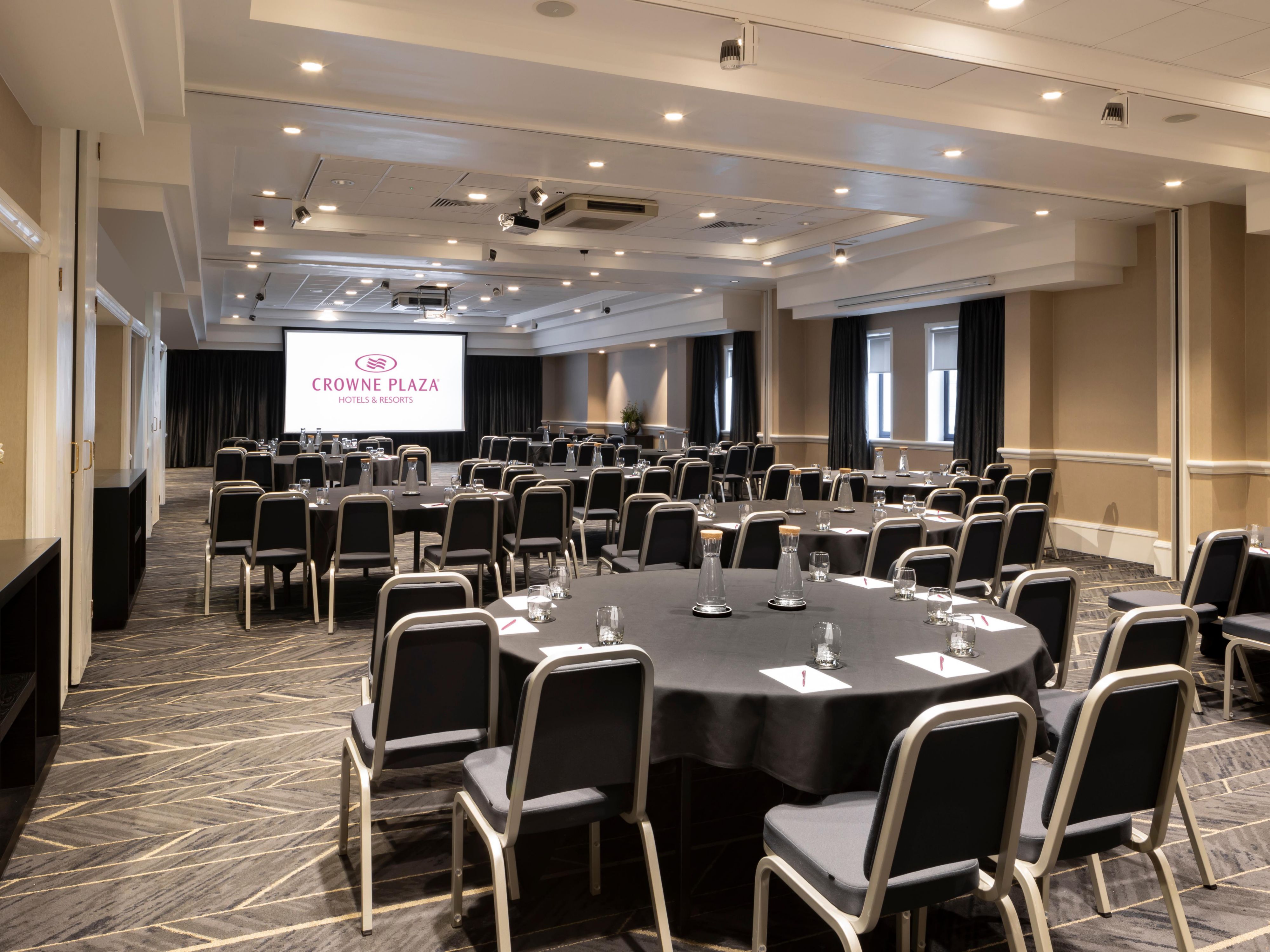 If you're looking for somewhere to conduct an interview, hold a meeting or just a private area to work, we have the perfect space for you. With 12 flexible meeting spaces, our meetings director on hand and flexible booking terms, you can book with all the confidence that you need.