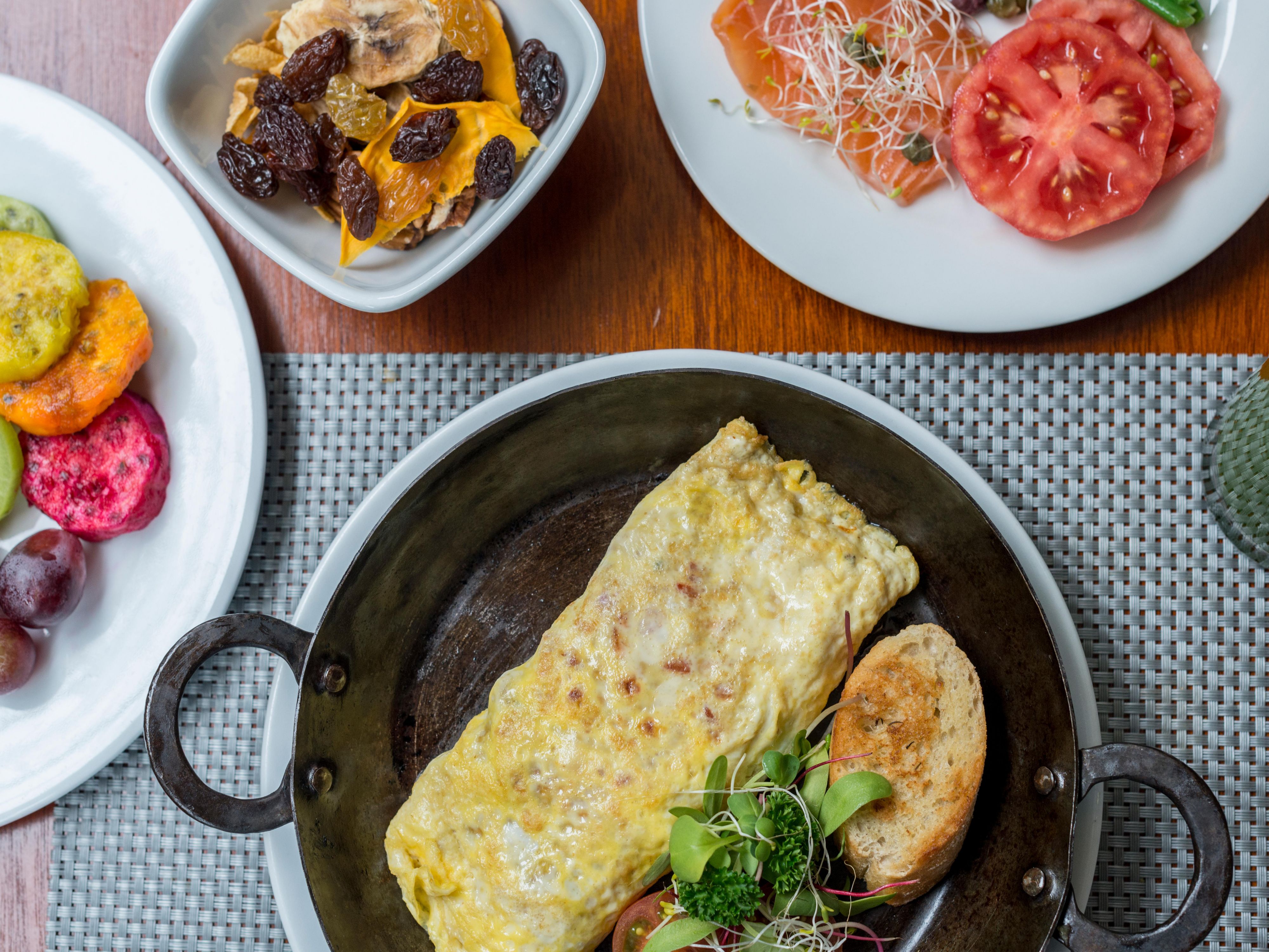 Get energized with an excellent buffet breakfast from 06:30 in our hotel. Juice station, fruit salads, cereals, cheeses and meats, breads, muffin, eggs to order, hot options stations and more for all our guests.

Book with us and live the experience of staying in the center of Miraflores in Crowne Plaza Lima