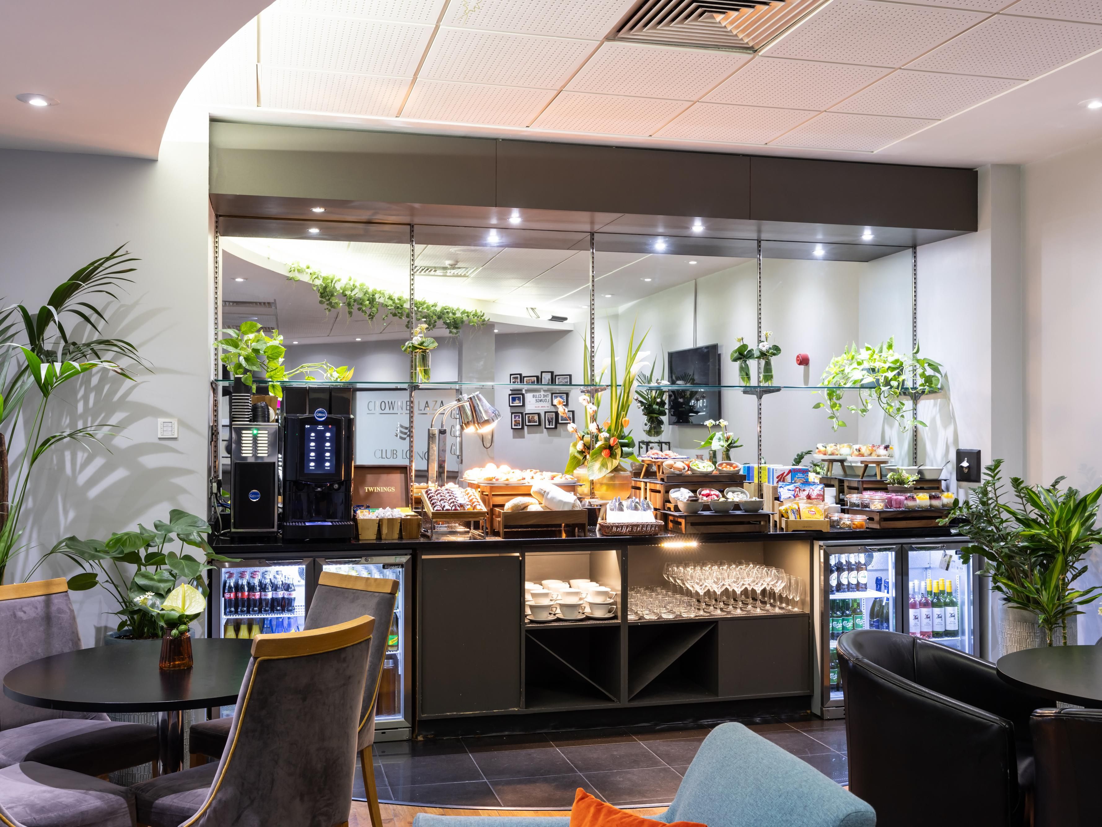 Book a King club room or Suite and enjoy the comfort of our 24-hour Club Lounge, with a complimentary light continental breakfast each morning, and a selection of canapes, beer and wine served from 5pm to 7pm each evening. Sit back, relax and enjoy!