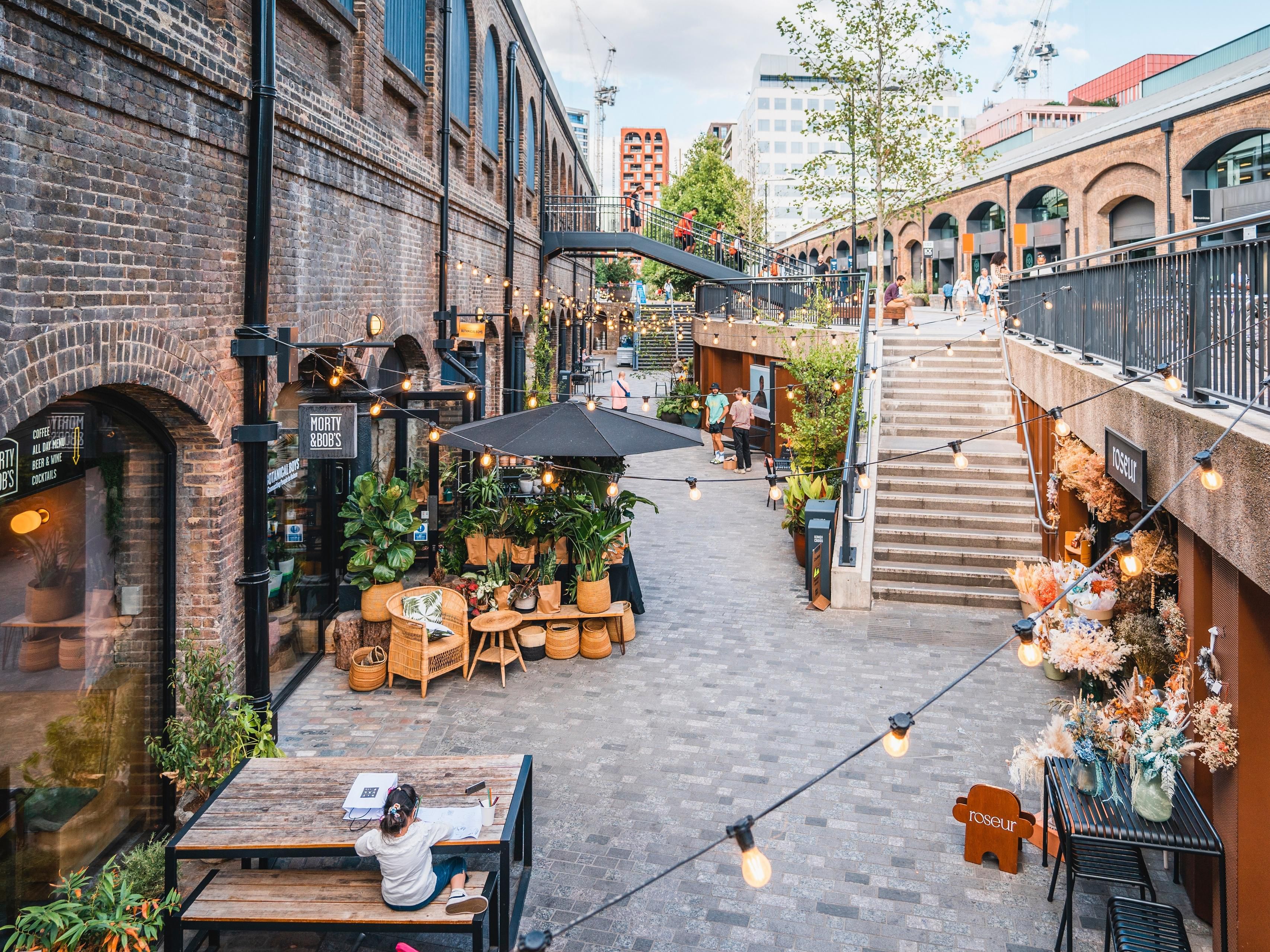 Our hotel puts you in the heart of King's Cross, one of trendiest and most exciting areas of London. Discover a walkable neighbourhood with restaurants, pubs, nightlife, entertainment, parks, and cultural attractions, such as The British Museum. Enjoy shopping and dining at Coal Drops Yard and see live concerts at Kings Place.