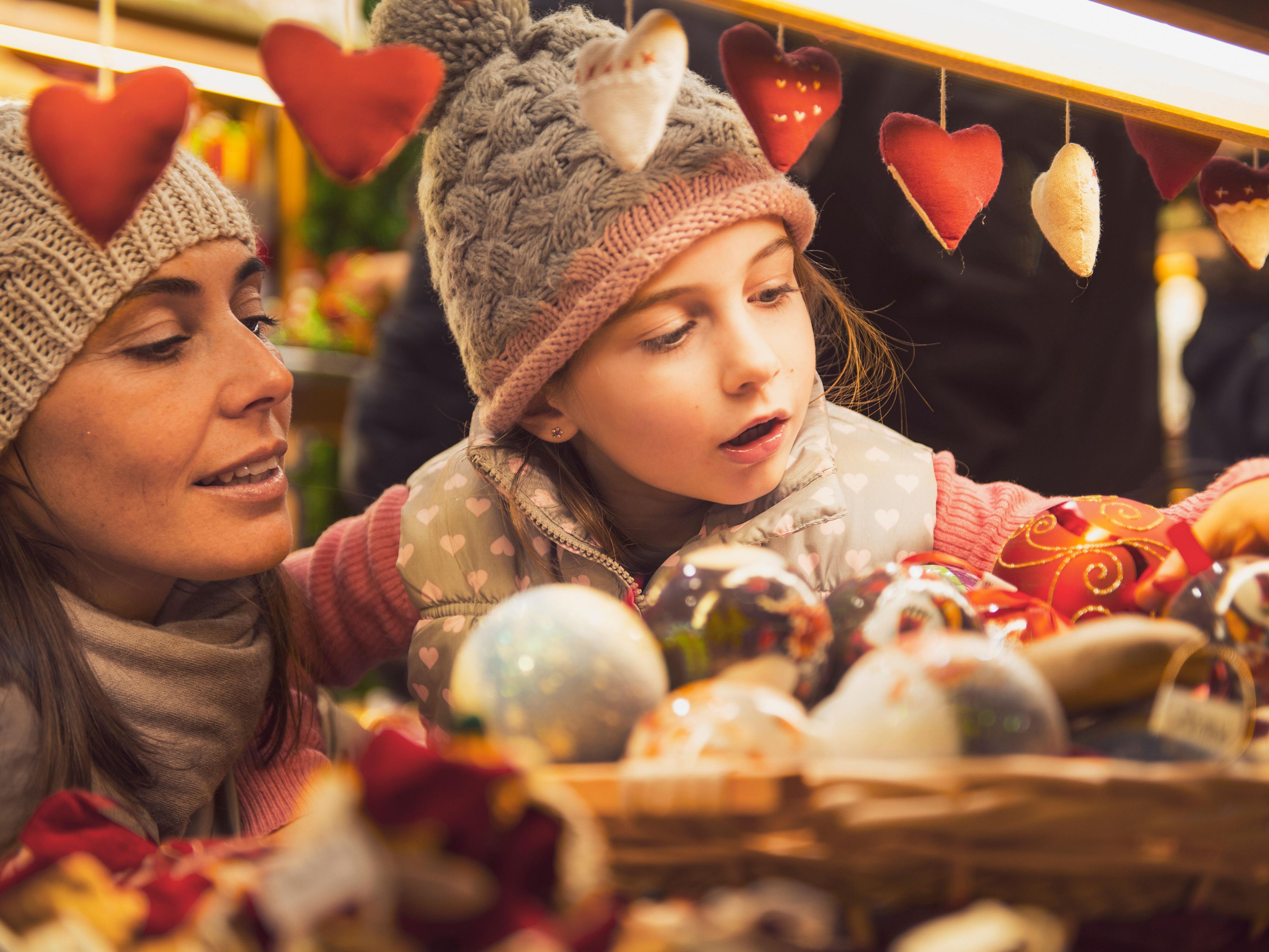 King’s Cross is packed with festive fun this season. There are Christmas markets to stroll around, laden with lots of food, drinks, handmade gifts and cool designer pieces.
Discover our special selection of Christmas Markets, just a stroll away from the Crowne Plaza London Kings Cross.
