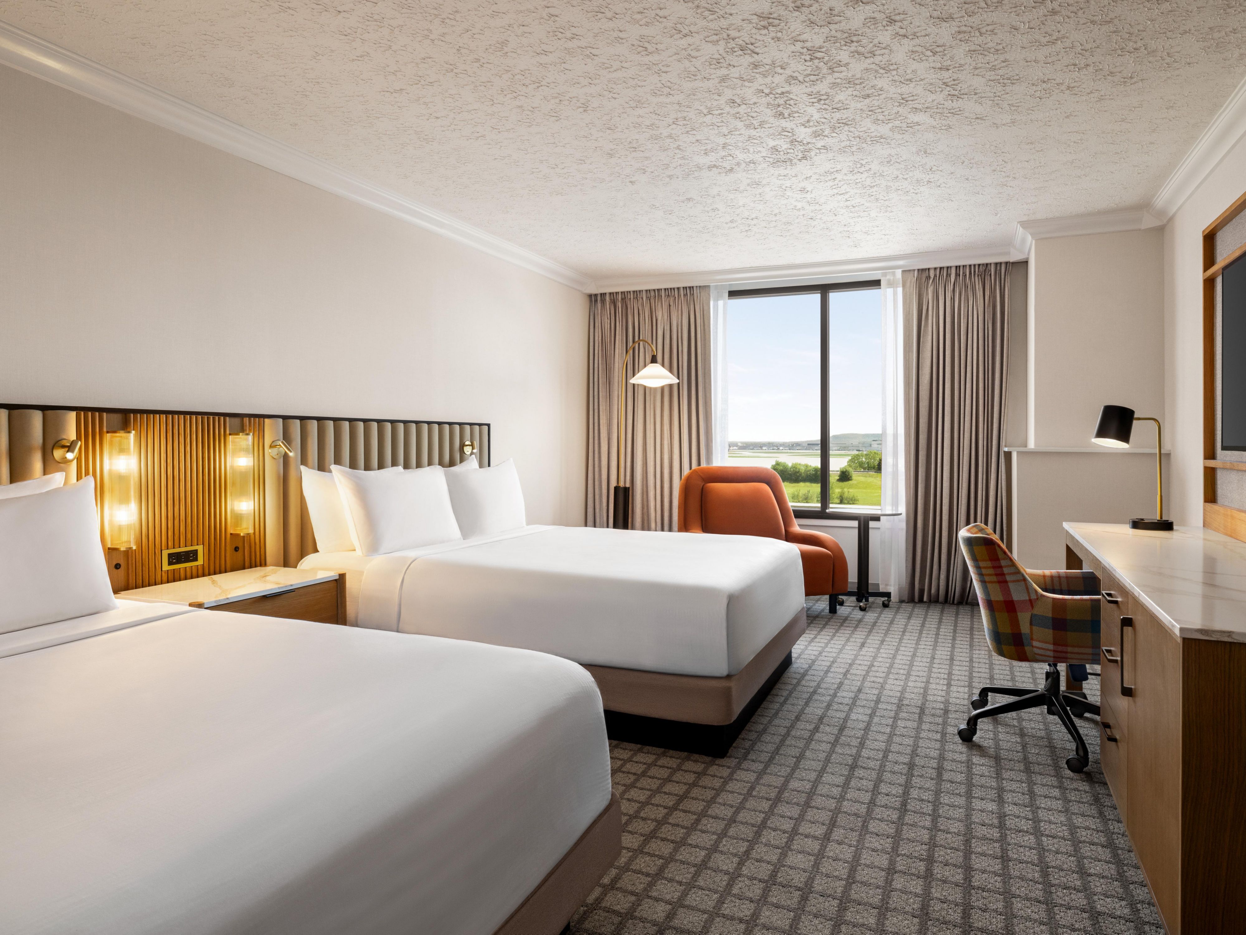 Bright One Bedroom Suite with Two Queen Beds, Ideal for Relaxation