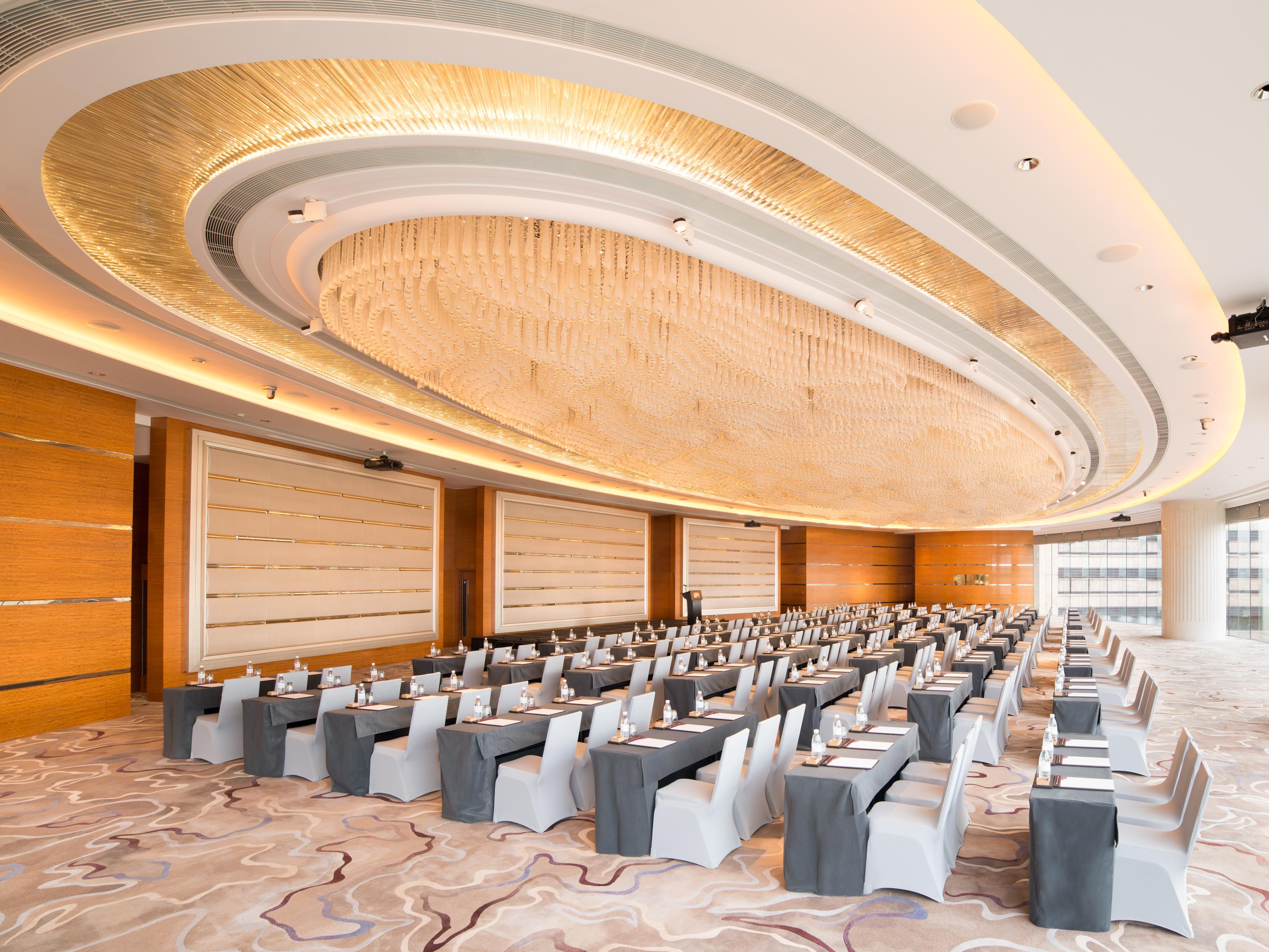 酒店坐落于港珠澳大桥(澳门口岸)约3公里附近，地理位置得天独厚，约1.5至3公里即可往返于珠海拱北关闸、澳门外港码头，距离澳门国际机场也约9公里。酒店会议设施场地布局灵活，设有面积从30-780平方米的会议场地，其中包括780平方米的豪华宴会厅和5间不同规模的多功能厅。