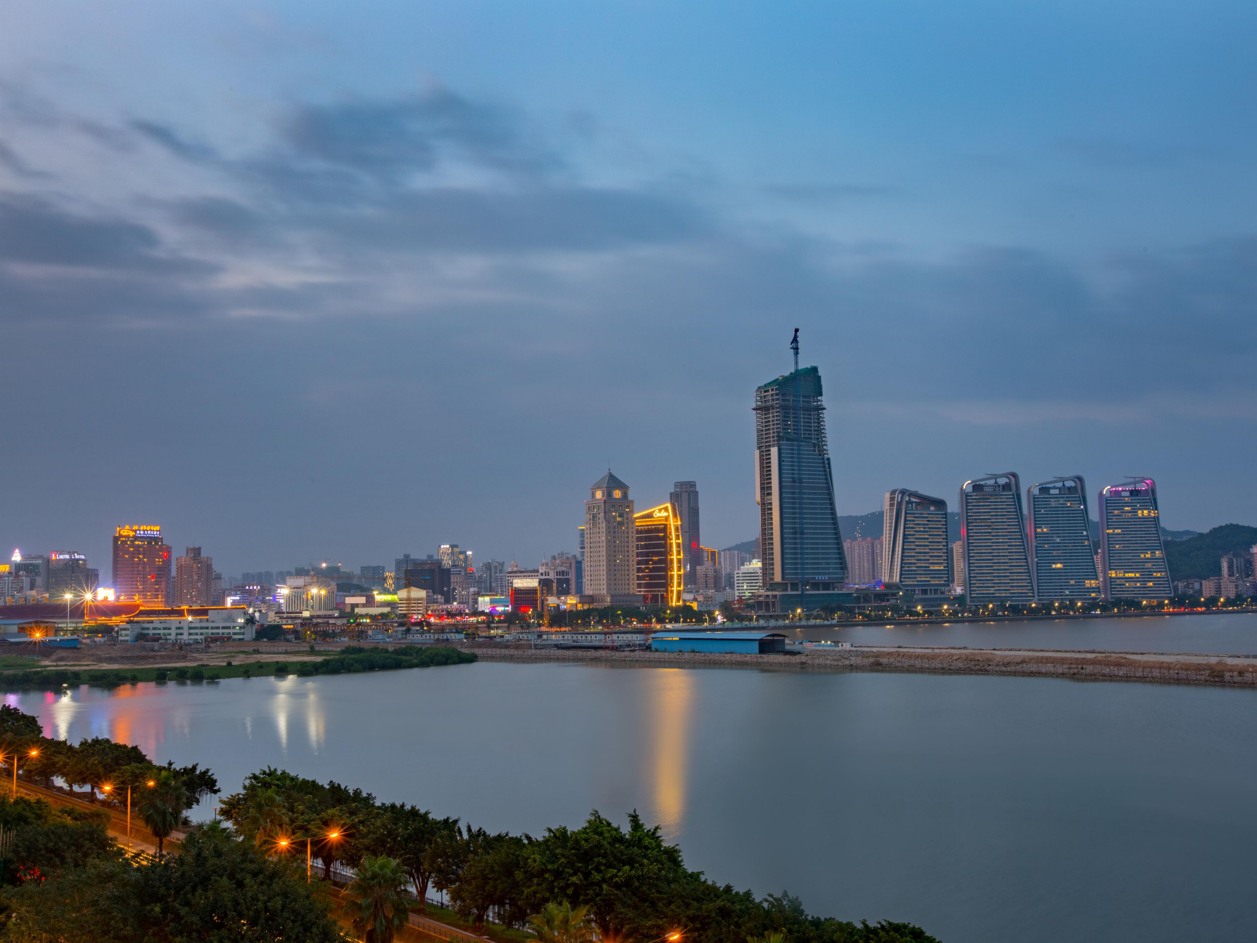 靠近青茂口岸 約2公里。 賓客可快速辦理前往港珠澳大橋口岸、澳門外港客運碼頭、拱北（珠海）口岸和最新24小時青茂口岸的出入境和行李處理服務。