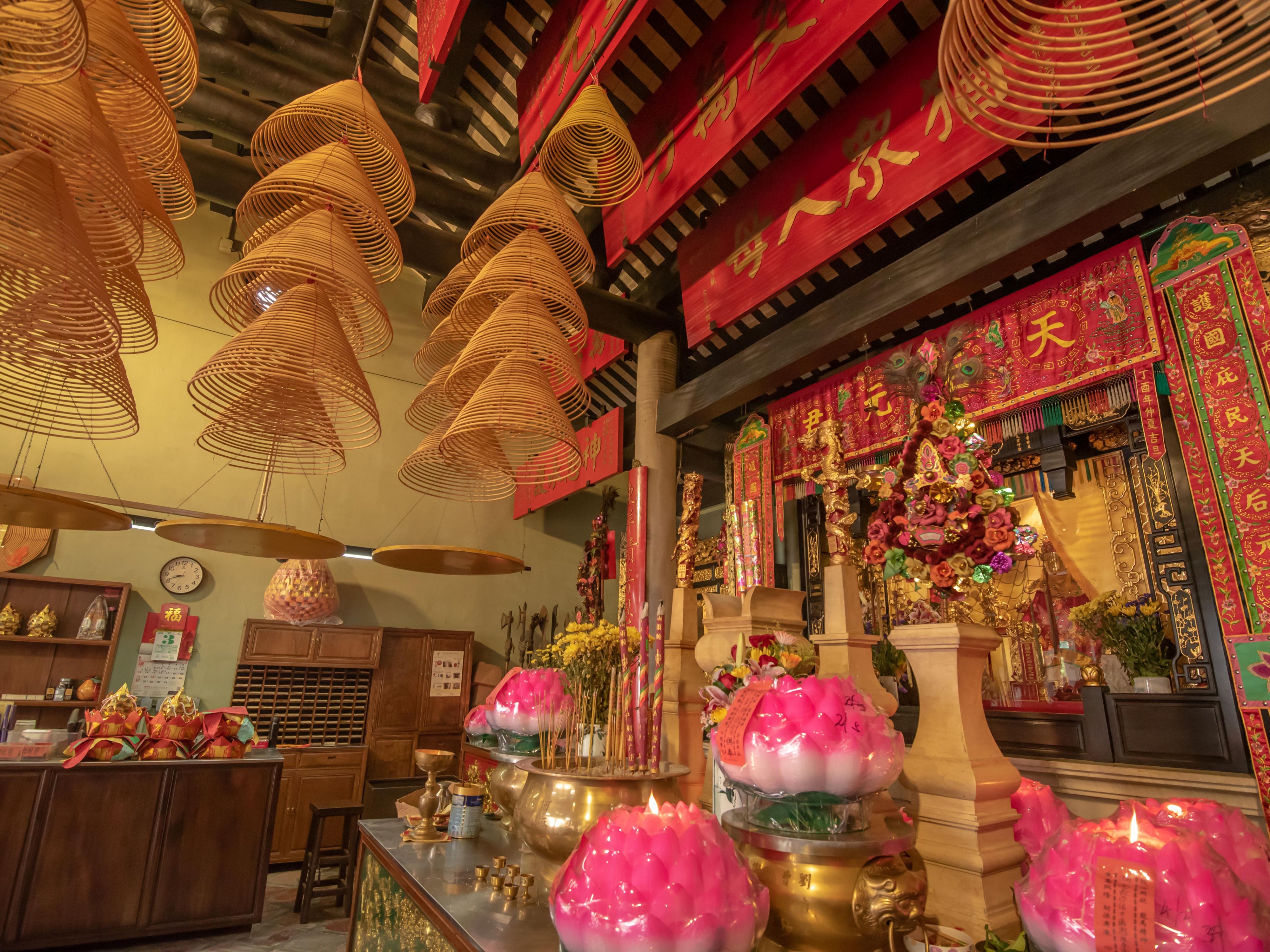 Templo de A-Má is a temple dedicated to the queen. The same type of temples are all over the southeast coast of South China. However, the outstanding features of Templo de A-Má in Macao are not only the beauty of the scenery and the prosperity of incense, but also the excellence of its humanities and extraordinary life, which attracts people's atte