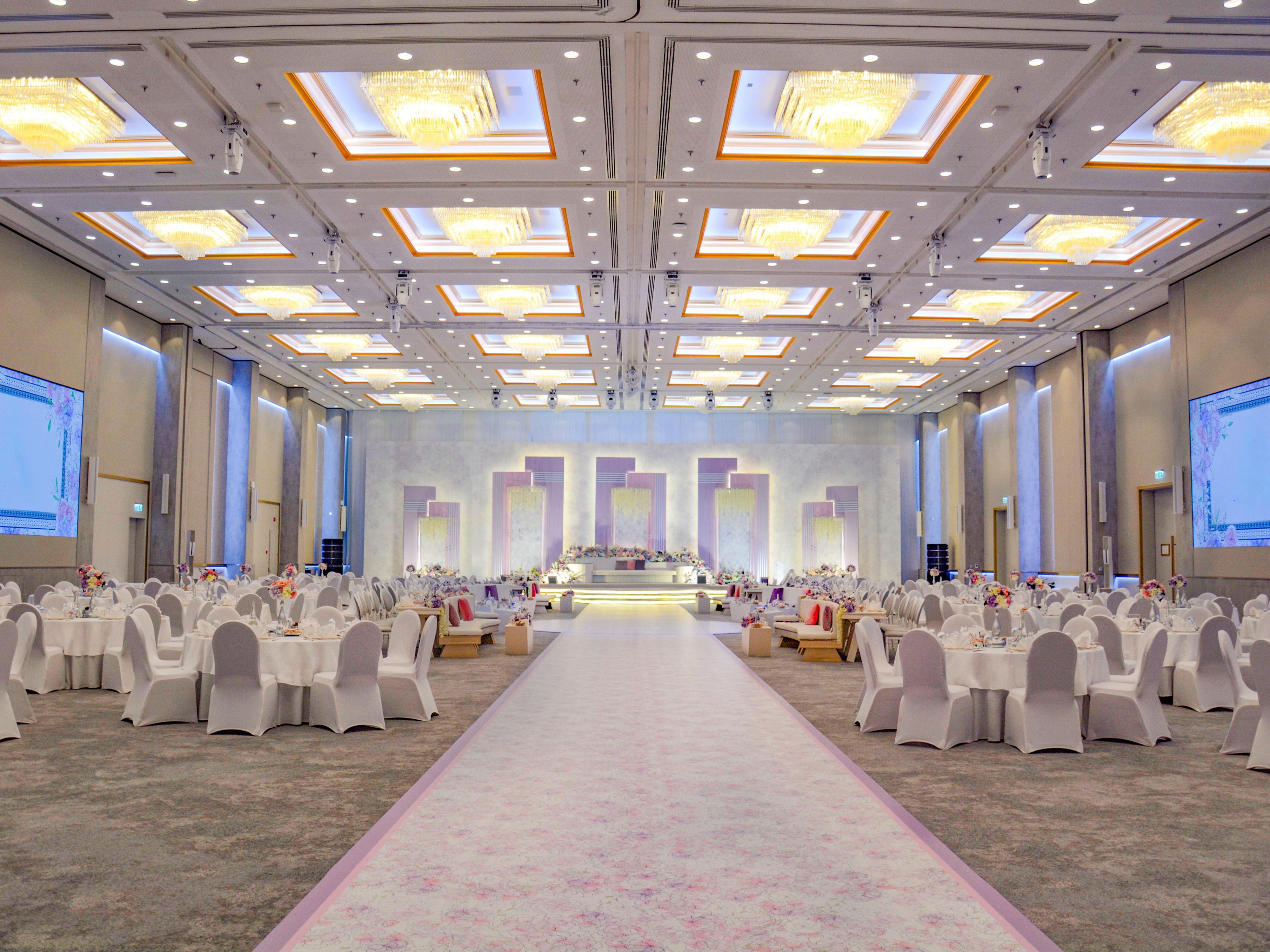 Immerse yourself in a world of sophistication as you exchange vows at our exquisite wedding venues. 
From intimate ceremonies to grand receptions, our hotel offers unmatched elegance, exceptional service, and breathtaking settings. Let our experienced team take care of every detail, ensuring your special day is flawless and unforgettable.