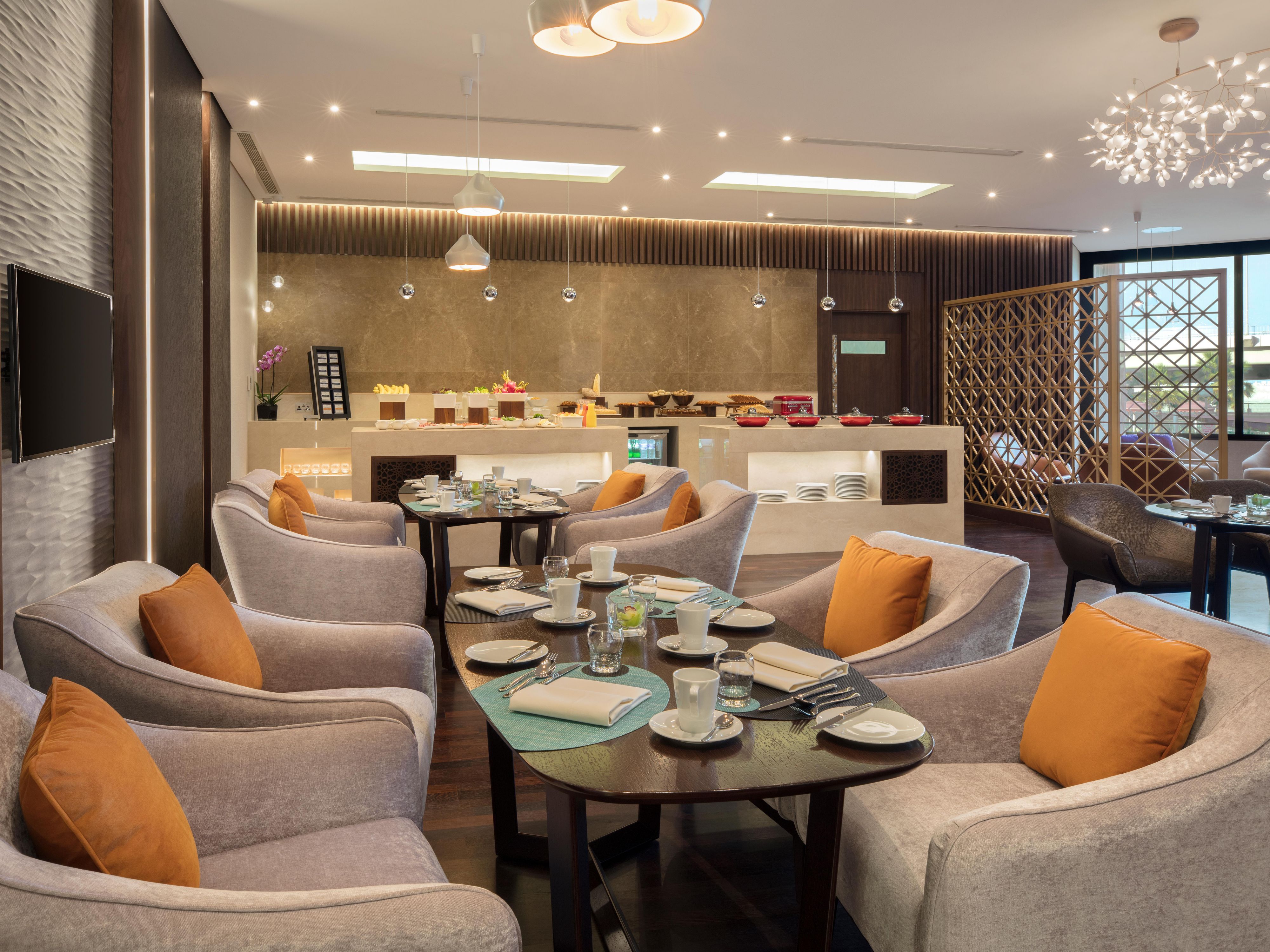 Our club lounge is exclusive to the hotel’s club room and suite guests, which emanates modernity and sophistication.  Its unique design is characterised by the modern concept of professionalism, efficiency, high performance as well as comfort, warmth and relaxation.