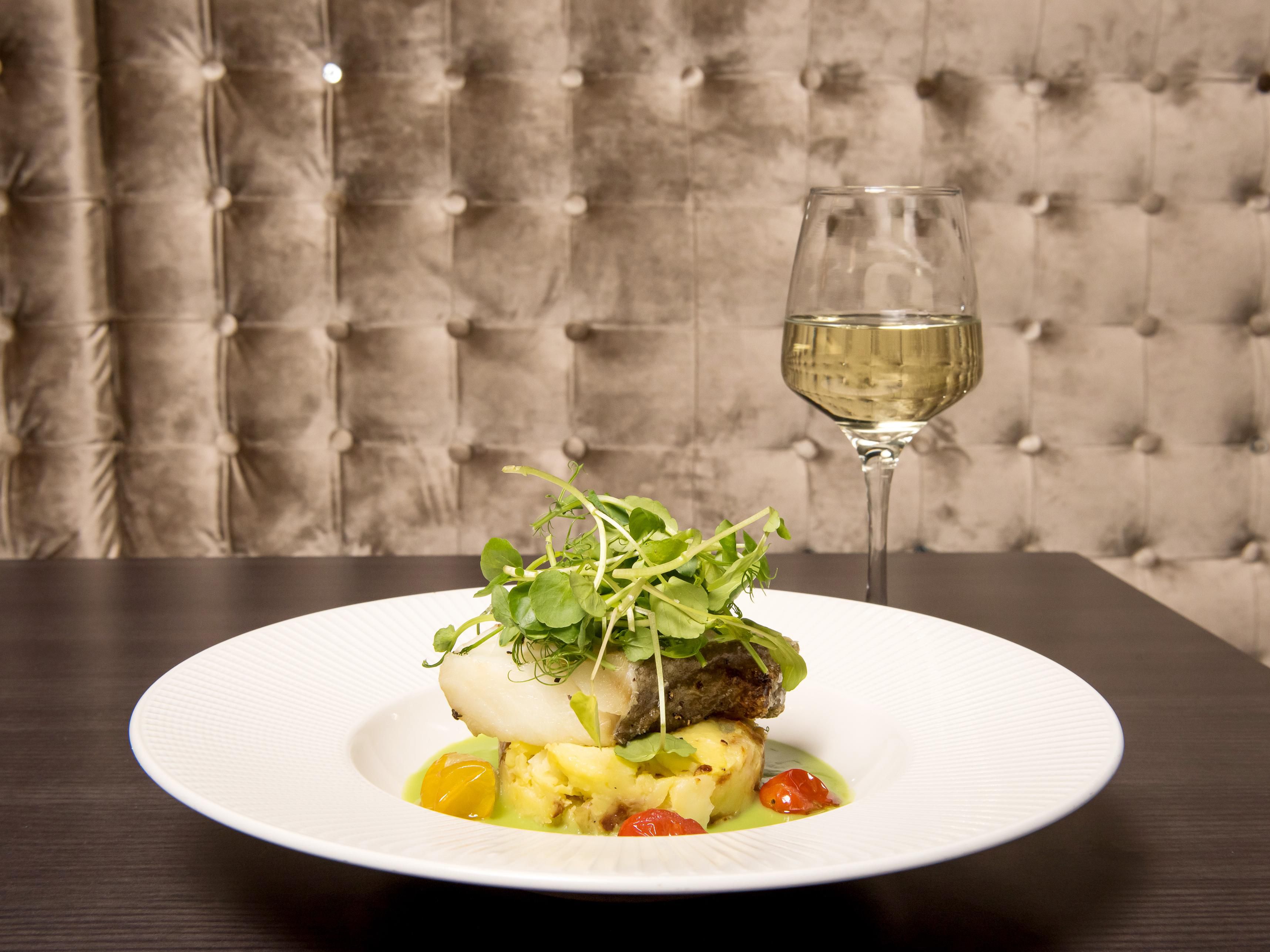 Reserved exclusively for our Club Room and Suite guests, the eighth-floor Club Lounge pairs sweeping city views with a peaceful space to relax or catch up on work. Start the day with a complimentary continental breakfast, then return for evening drinks and canapés from 18:00–20:00, creating a refined retreat for both business and leisure stays.