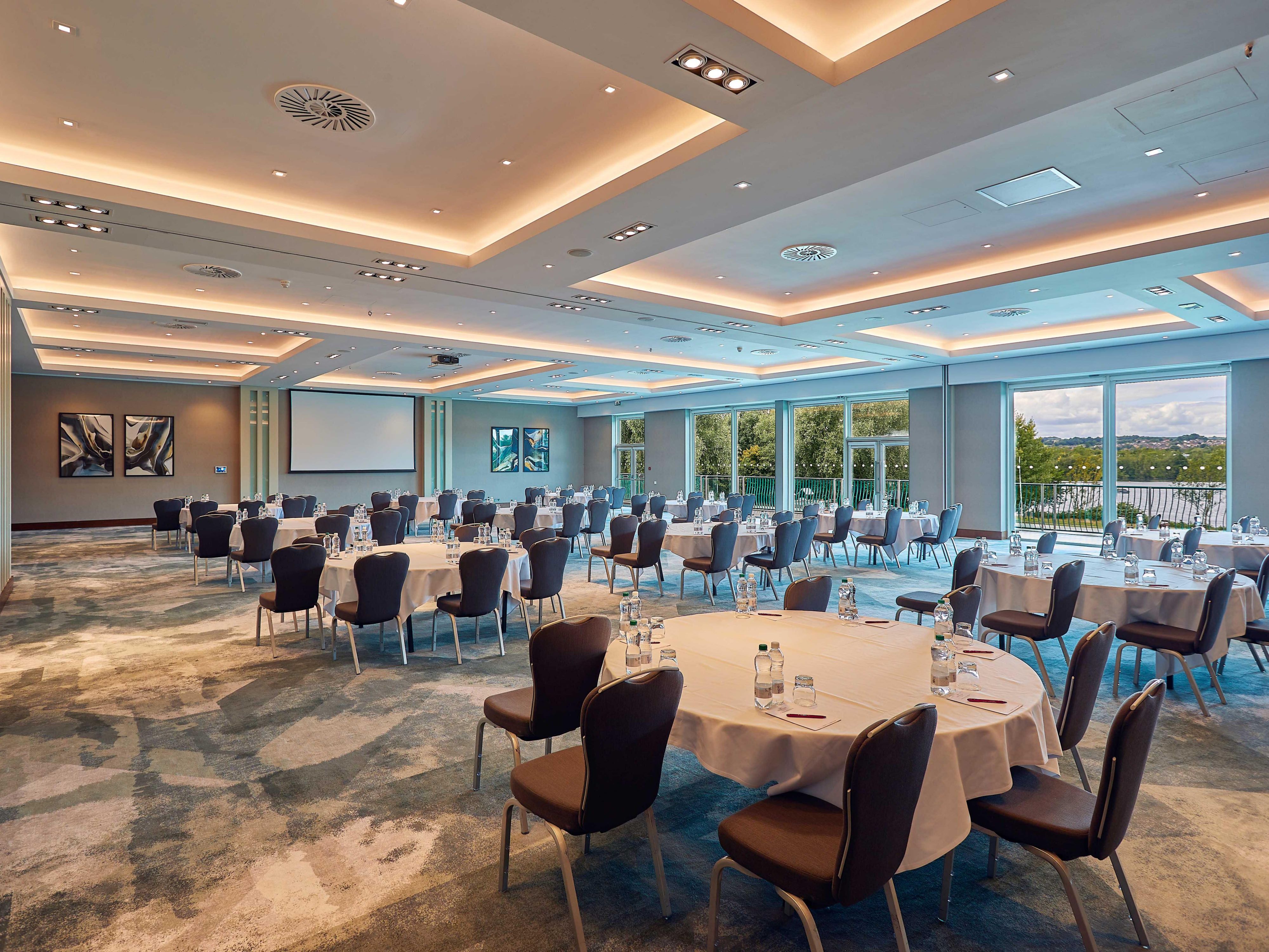 Our hotel in Marlow offers 10 flexible function rooms, ideal for meetings and events of all sizes. Each space is equipped with modern technology, high-speed Wi-Fi, and customizable layouts to suit your needs. Whether hosting a corporate meeting or special event, our expert team ensures a seamless, productive experience.