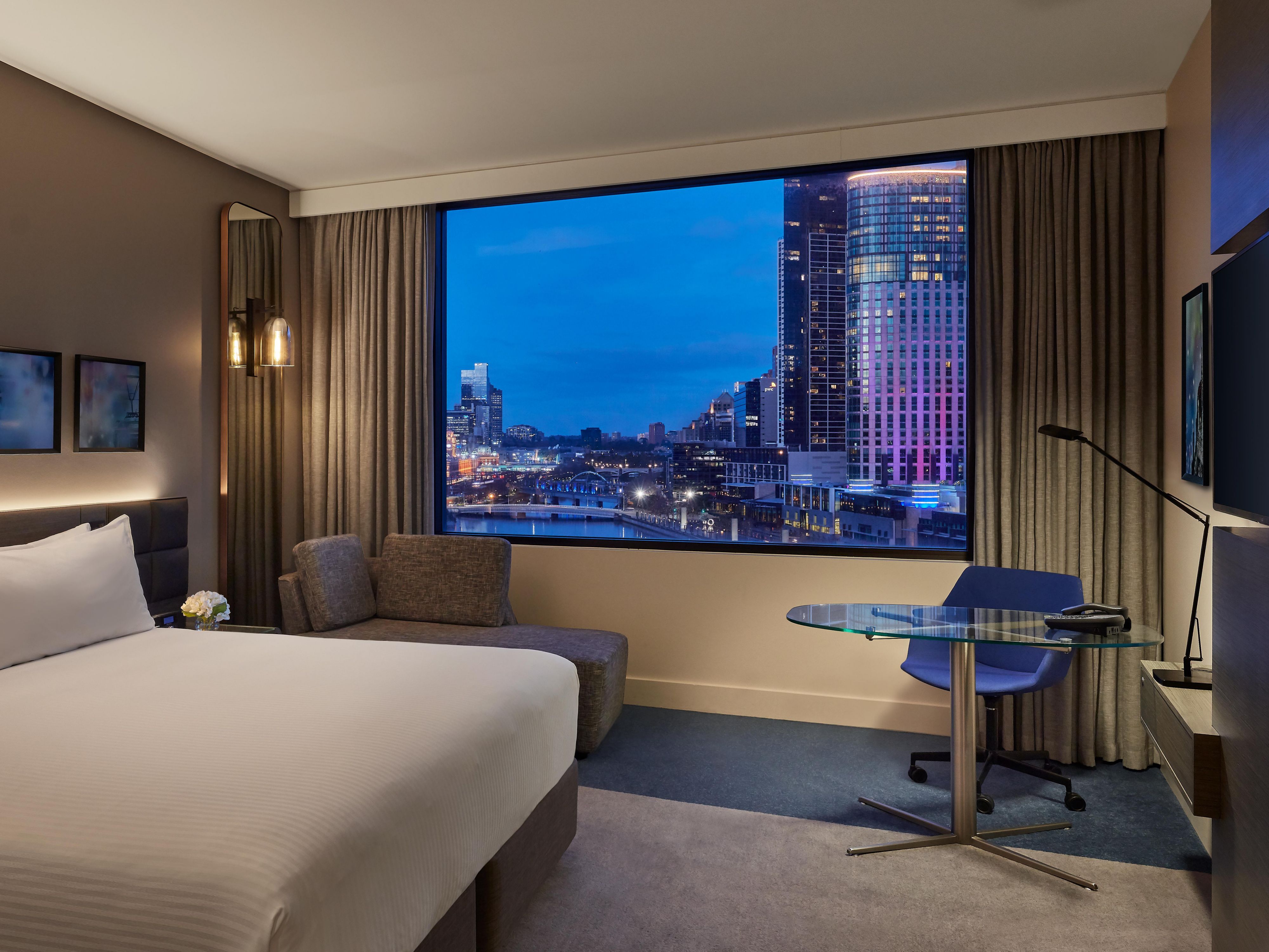 Crowne Plaza Melbourne Skyline Guestroom