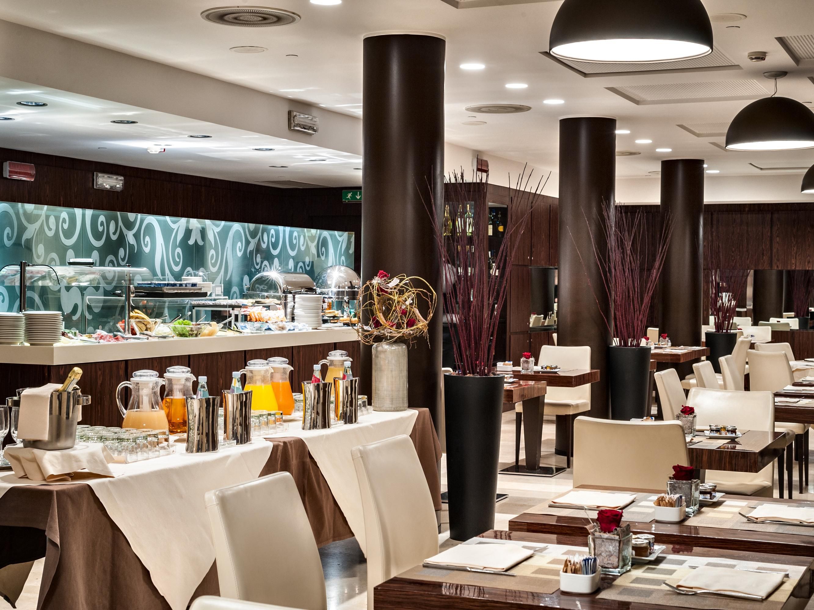 Have a great start of the day with our rich Buffet Breakfast. Wide assortment of croissants, homemade cakes, pancakes, waffles and macarons. Best quality cold cuts cheeses and sausages, as well as vegetables, rice and eggs prepared on request.
Gluten free and vegan corner and healthy products, such as yogurt, cereals, dried fruit and seeds.