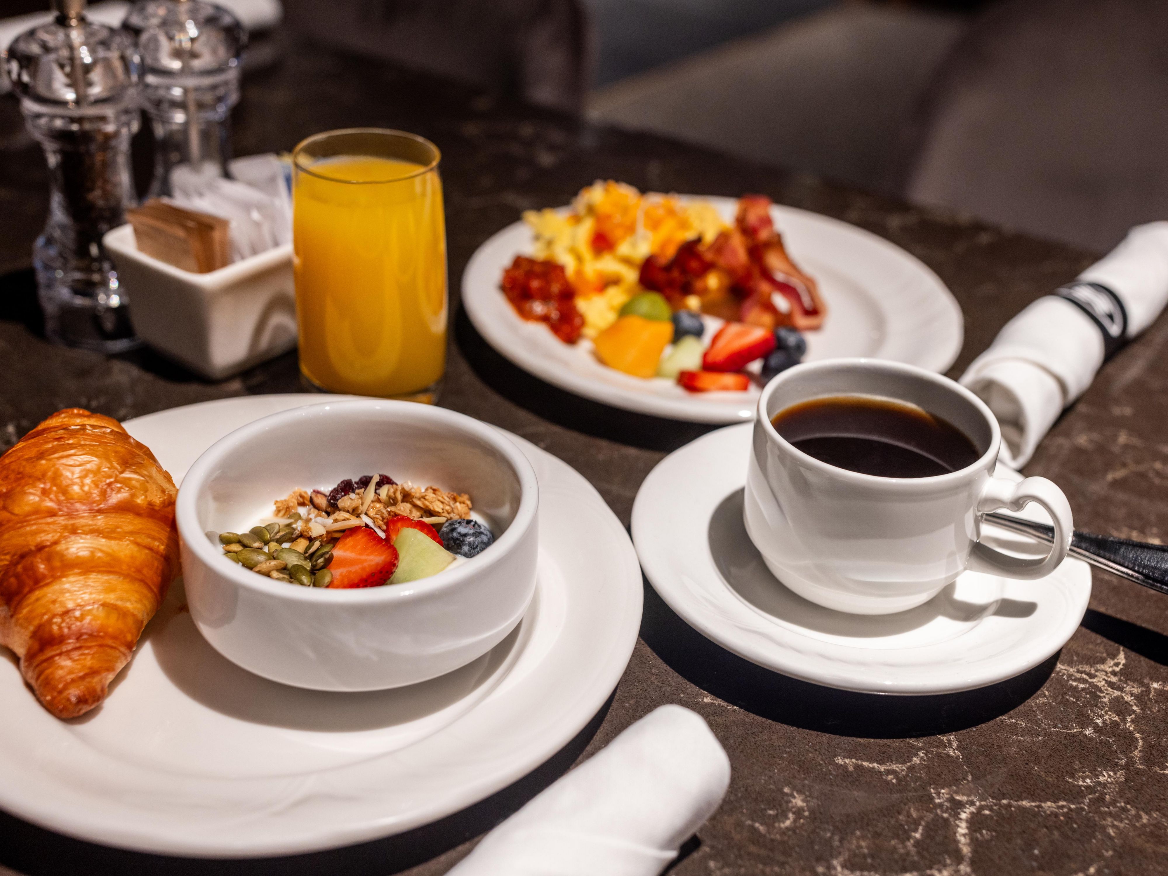 Start your day right with a delicious breakfast at our hotel in Moncton. We have options to suit every preference! Enjoy a breakfast buffet filled with fresh and diverse selections or choose from our à la carte menu. Served daily from 6:30 AM to 10:30 AM. For added convenience, room service is available to deliver breakfast straight to your room!