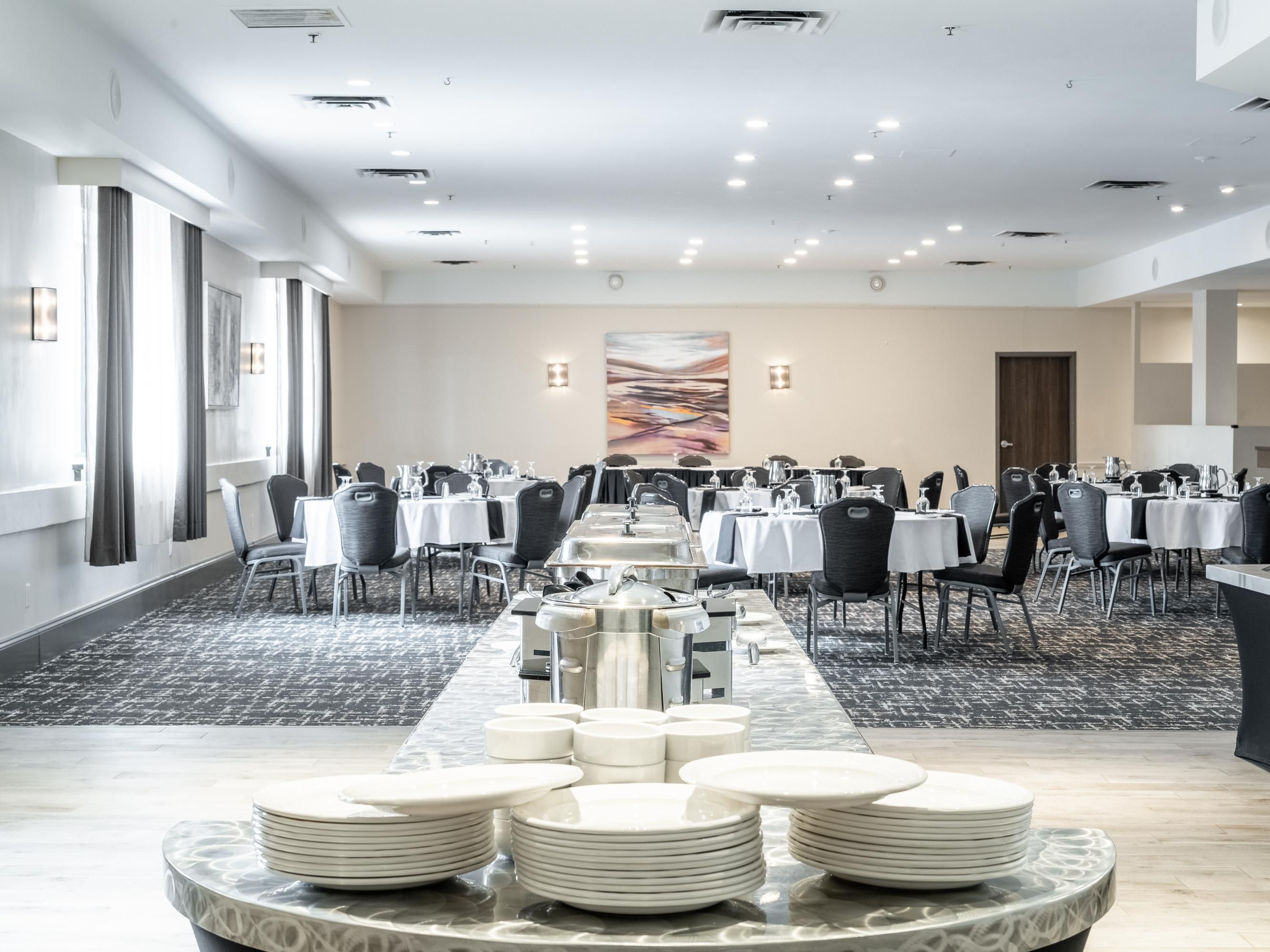 At Crowne Plaza Moncton Downtown, we know great food makes every event memorable. Our onsite catering team, Crowne Meeting Director, and expert chefs are here to ensure every detail is perfect. We offer gluten-free, vegetarian, and vegan options. They can even customize your meal to suit your preferences or your event theme.