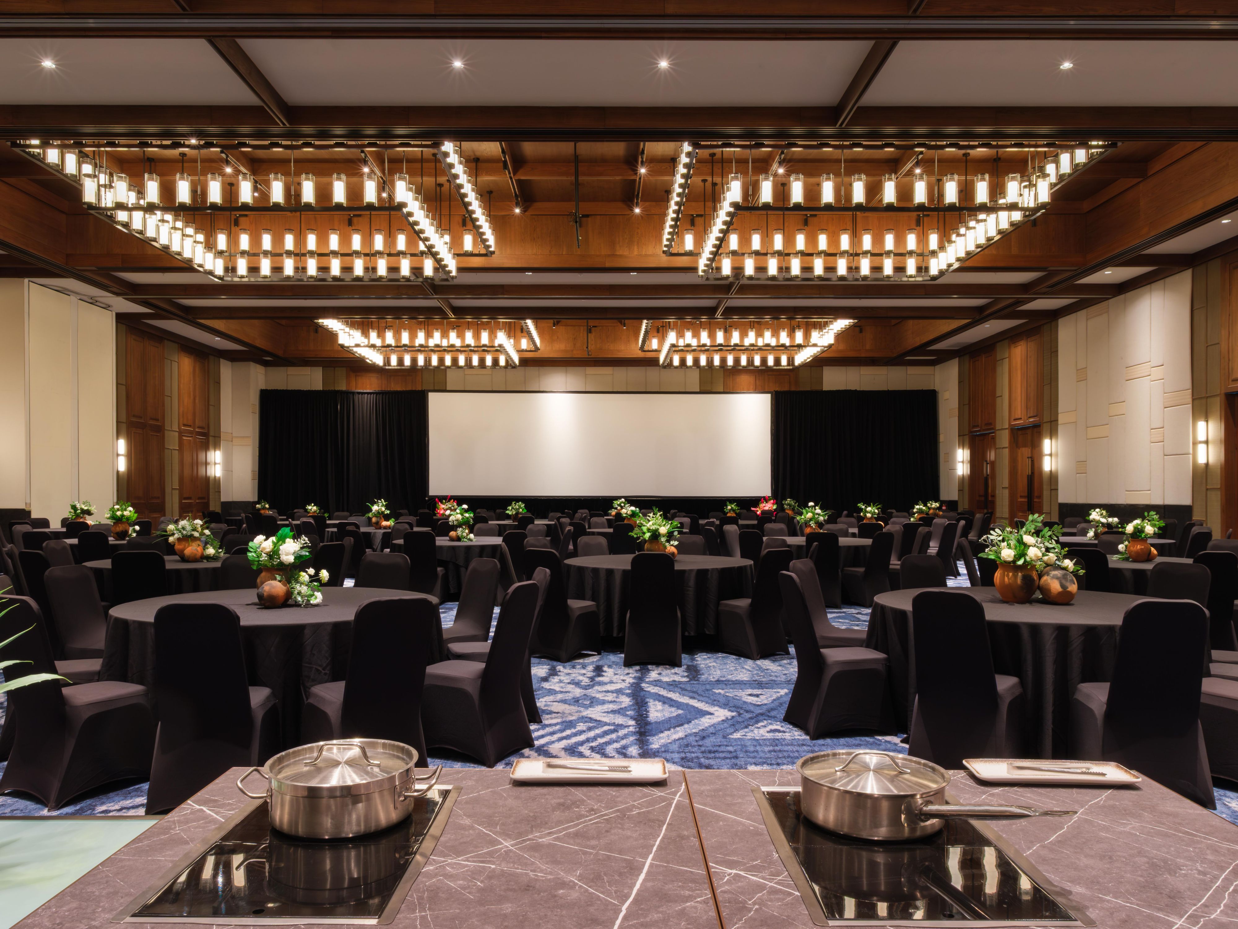 From intimate gatherings to a 900-seating ballroom, choose from some of Fiji’s most versatile indoor and outdoor spaces for your next meeting, event, or conference. 
Our MICE facilities ensure a seamless experience for planners, with each venue equipped with state-of-the-art décor, amenities, technology, and a dynamic catering selection.