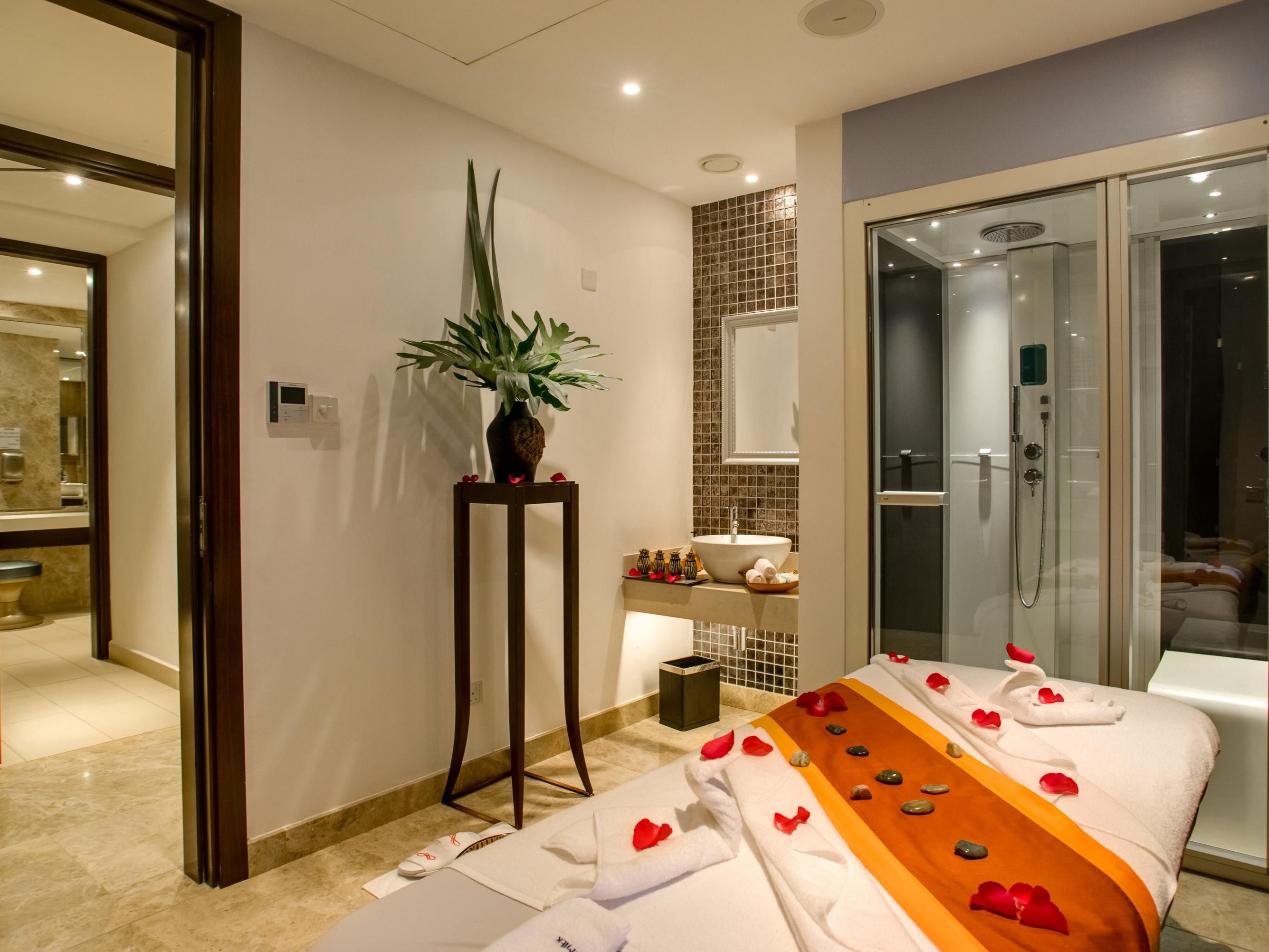 We enable our guests to power up and power down, helping you balance productivity with inspiration and relaxation. 
Massages and facials using organic essential oils and plant extracts are available, accompanied by a relaxing steam or sauna session or soaking in the views from our rooftop swimming pool.
