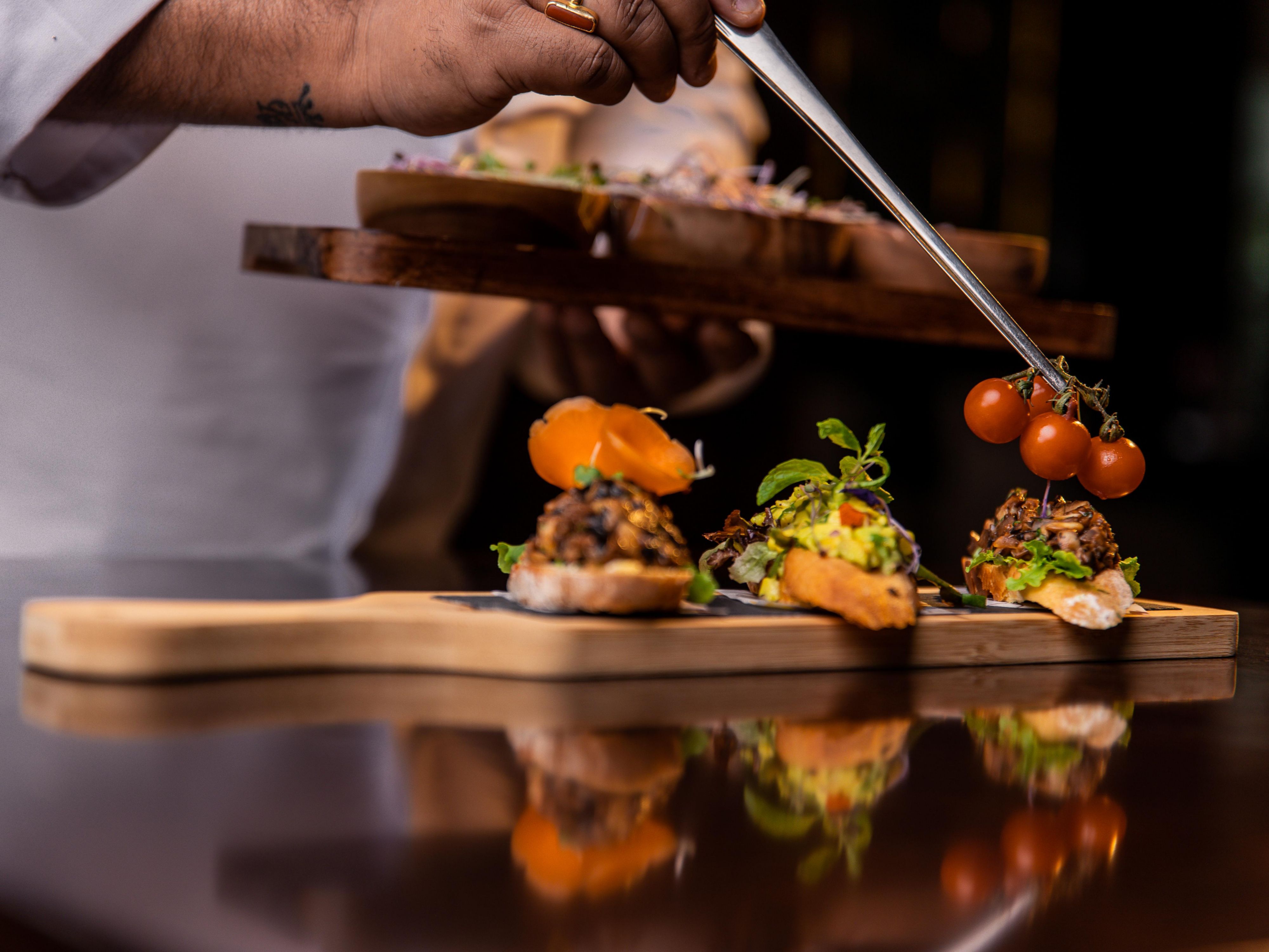 Get what you want, when you want it. Our 24-hour in-room dining service brings a full menu straight to your door, whether it’s a meal, snack, or drink. Enjoy the convenience of dining in your room at any time.