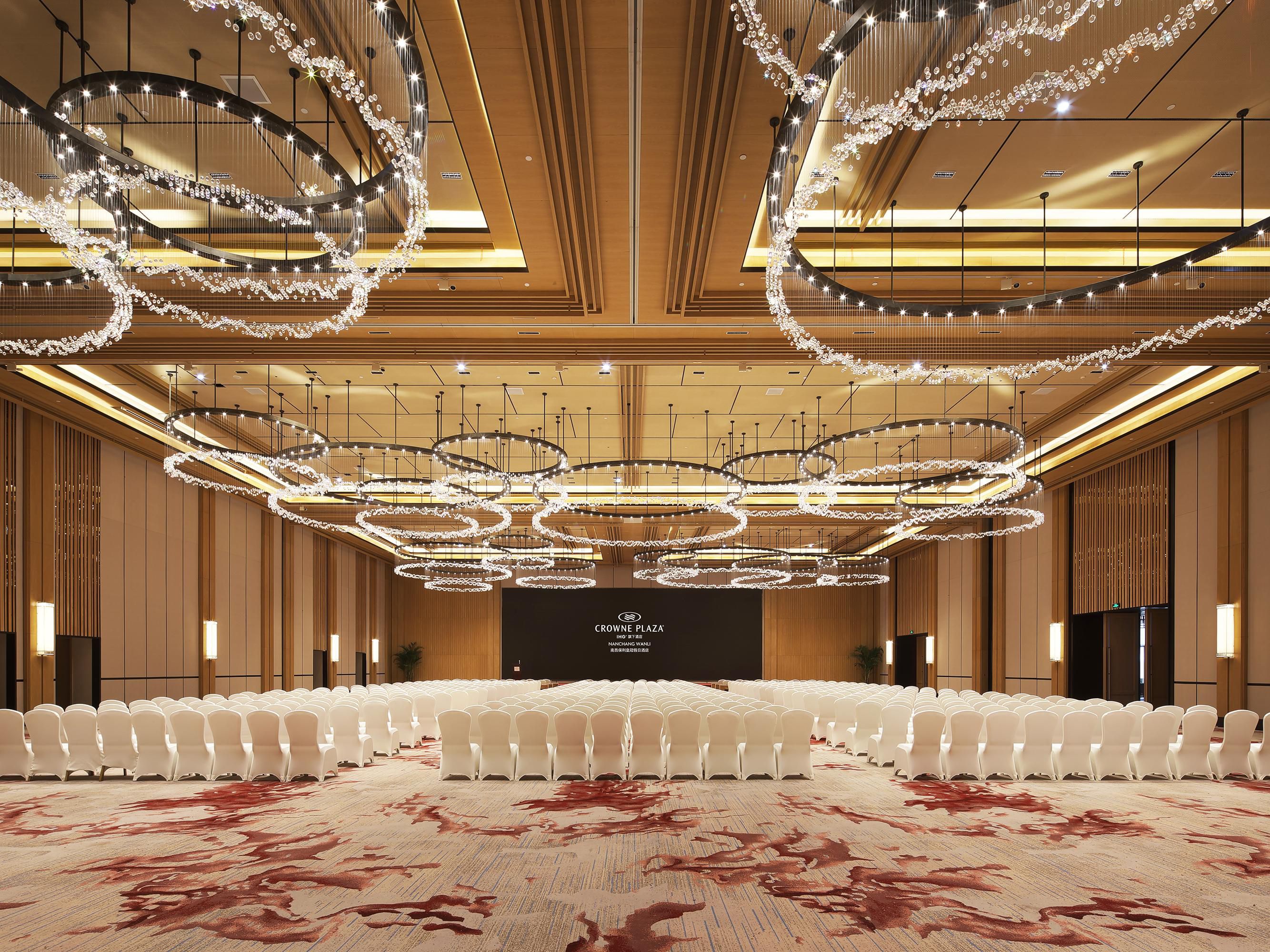 酒店拥有2500平方米的会议及宴会场地，可同时满足2000人会议及宴会的接待需求，1500平方米的大宴会厅及3间不同规格的多功能厅可满足形式多样的会议模式，专业细心的皇冠假日会议服务团队将为您的会议或宴会搭配精彩纷呈，激动人心的主题，确保活动圆满成功。